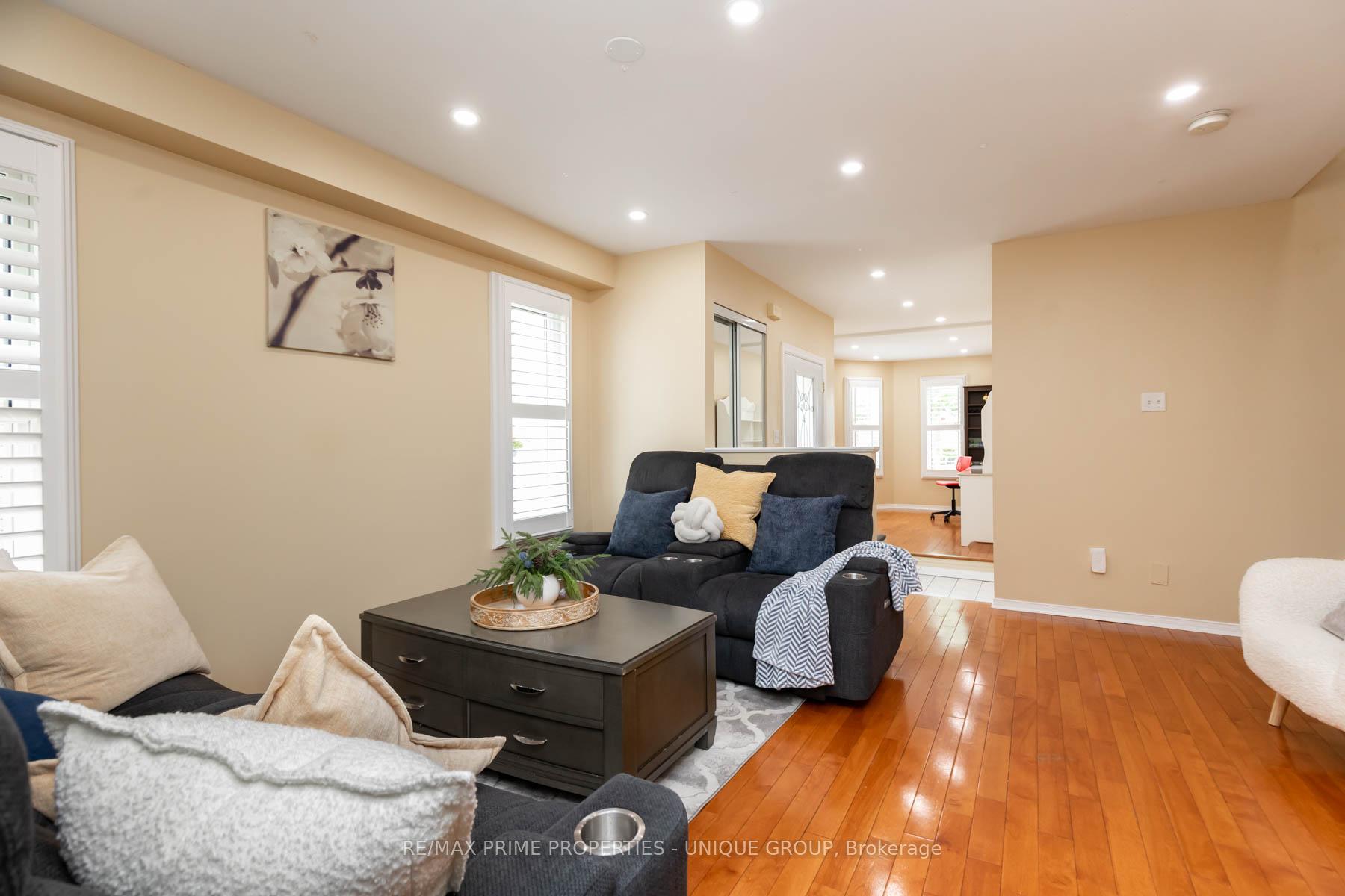 Photo 3 of 25 Pine Gate Place, Whitby, Williamsburg — HOMEH