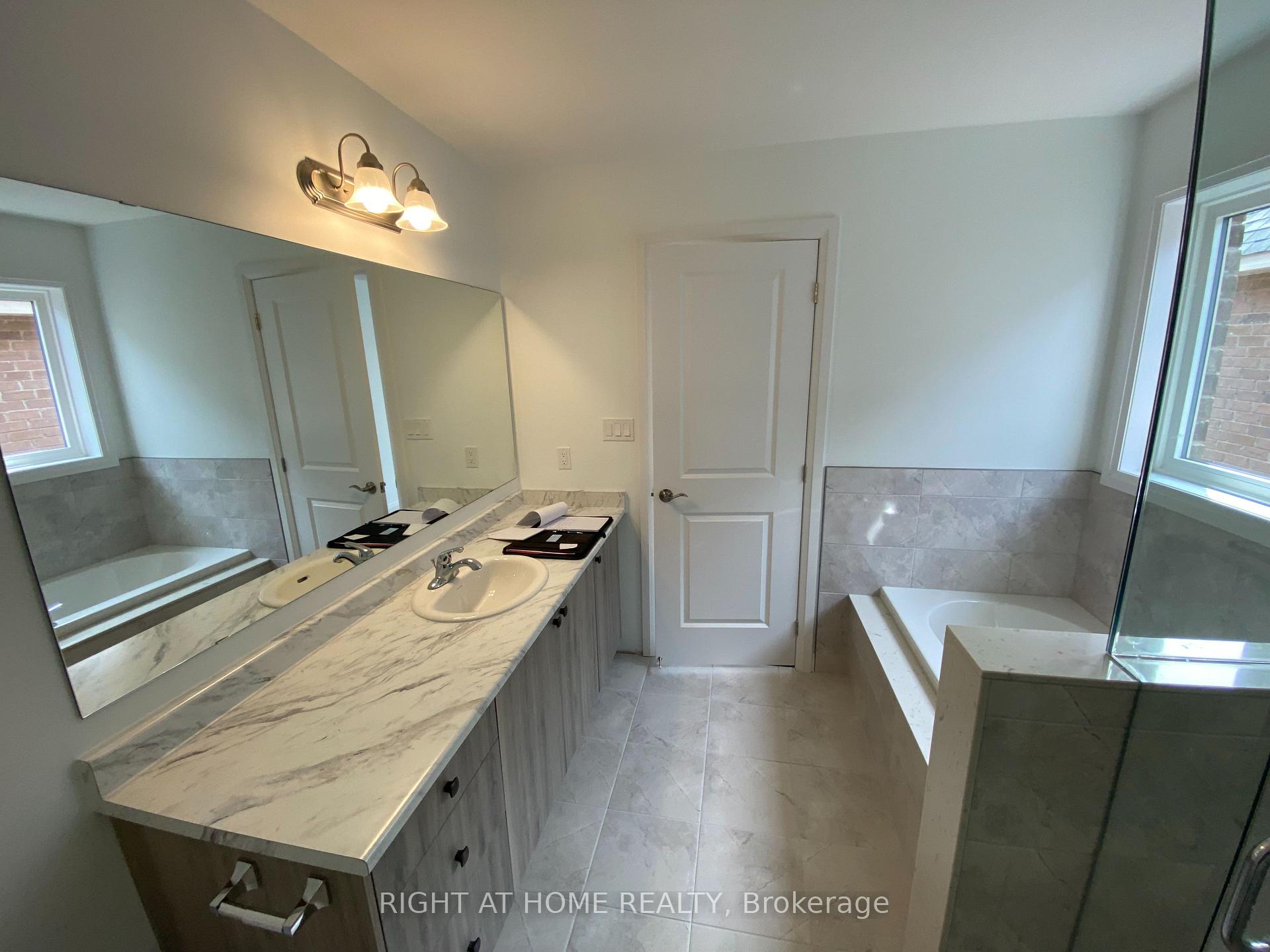 Photo 10 of 31 Copperhill Heights, Barrie, Rural Barrie Southeast — HOMEH