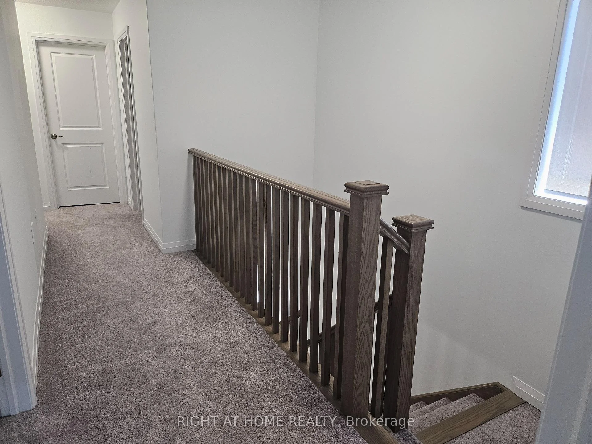 Photo 3 of 31 Copperhill Heights, Barrie, Rural Barrie Southeast — HOMEH
