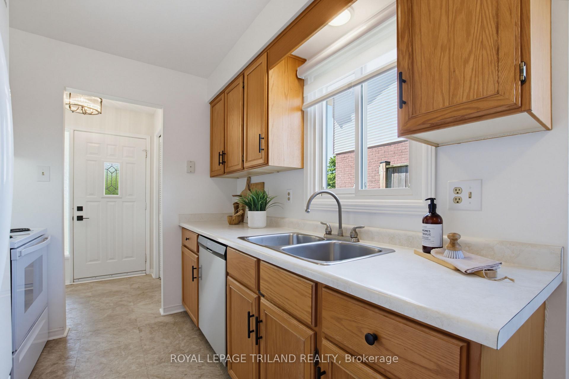 Photo 16 of 765 Homeview Road, London, South Q — HOMEH