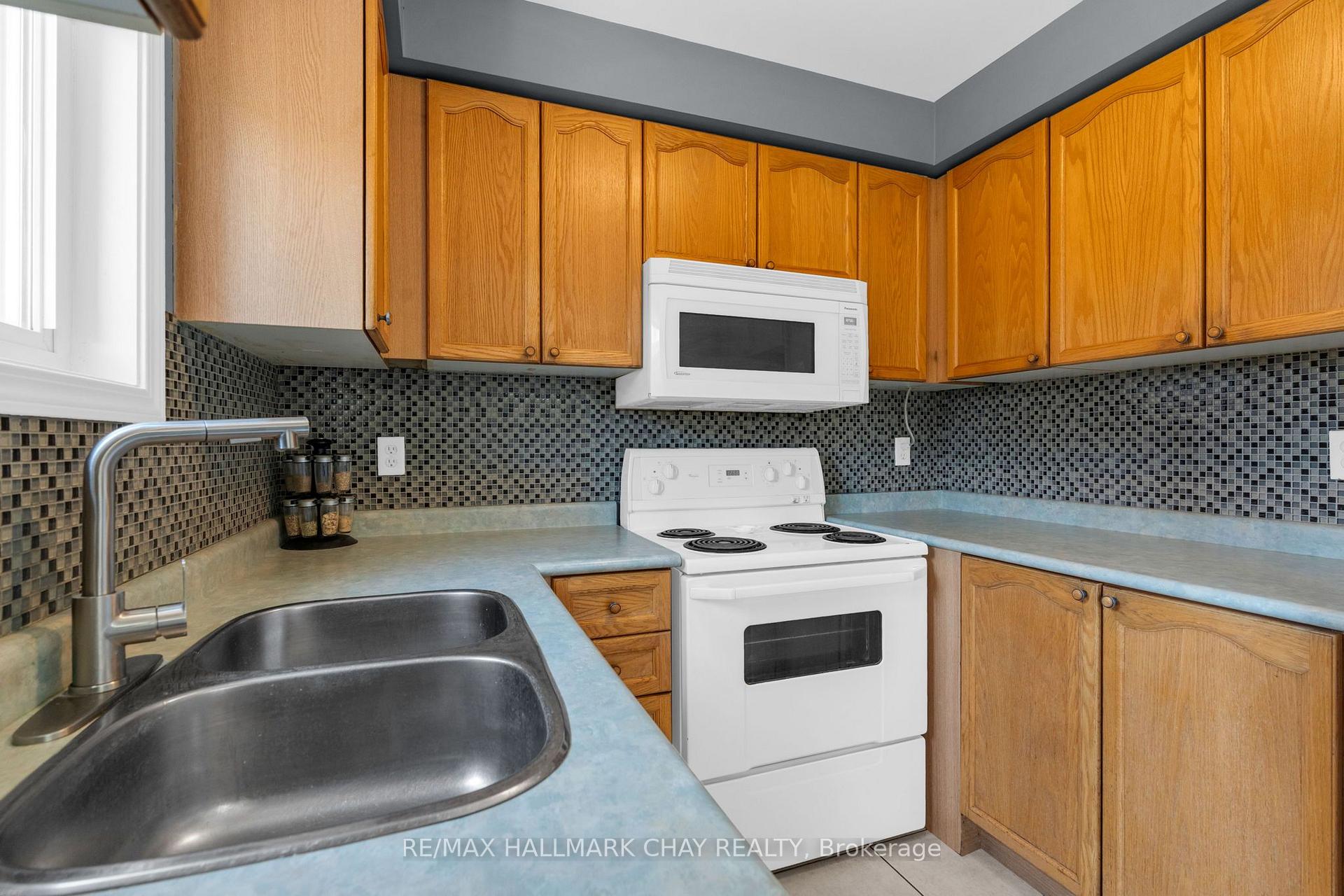 Photo 12 of 34 Coleman Drive, Barrie, Edgehill Drive — HOMEH