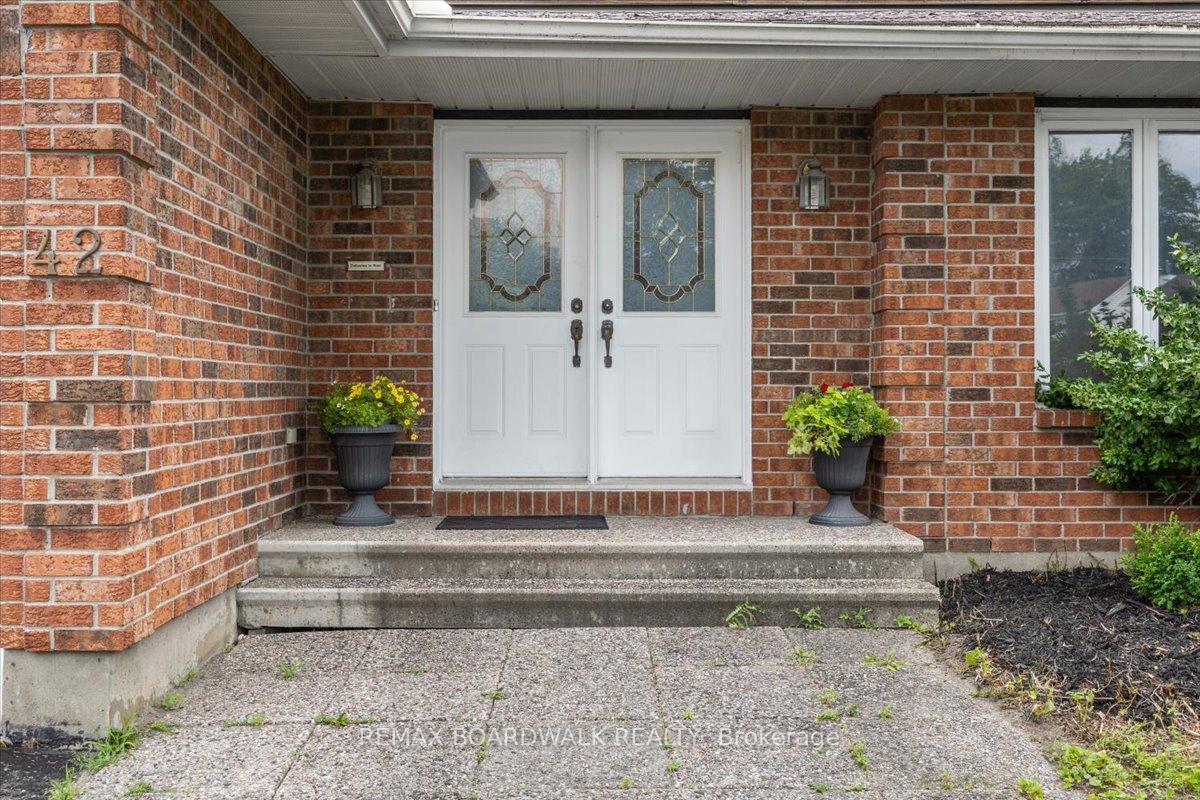 Photo 3 of 42 Pickwick Drive, Ottawa, Barrhaven - Cedargrove/Fraserdale — HOMEH