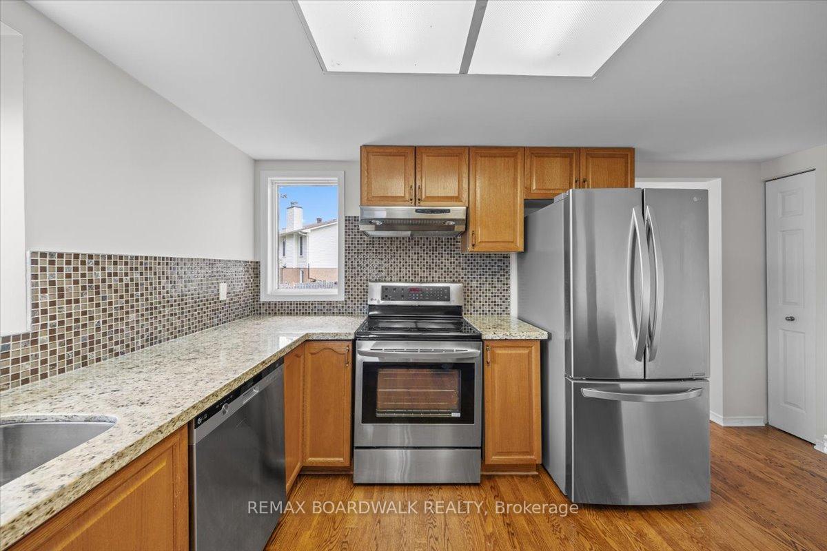 Photo 13 of 42 Pickwick Drive, Ottawa, Barrhaven - Cedargrove/Fraserdale — HOMEH