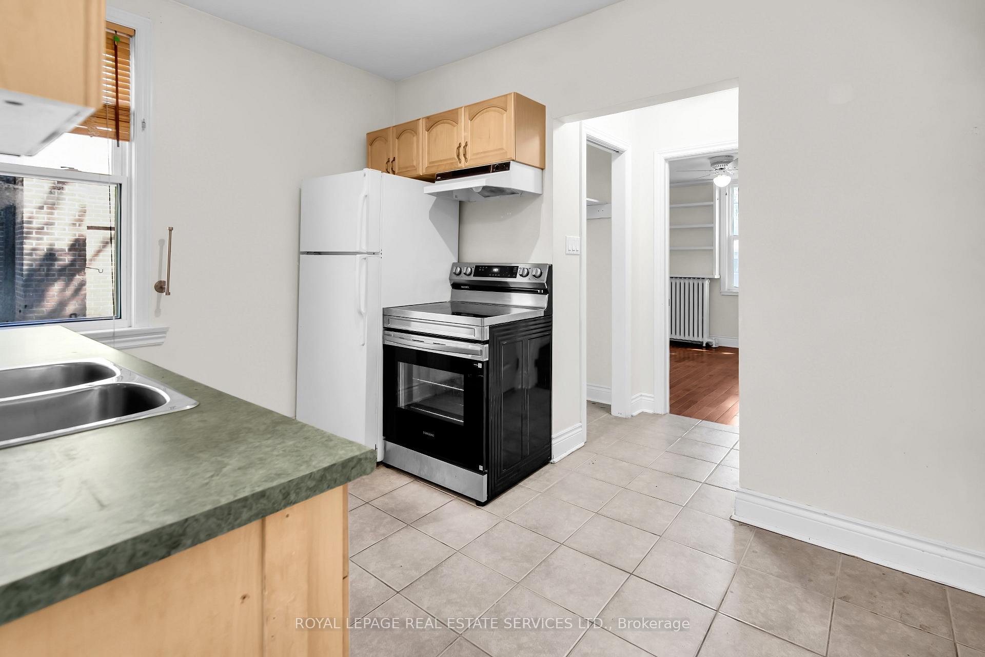 Photo 11 of 127 Waverley Road, Toronto, The Beaches — HOMEH
