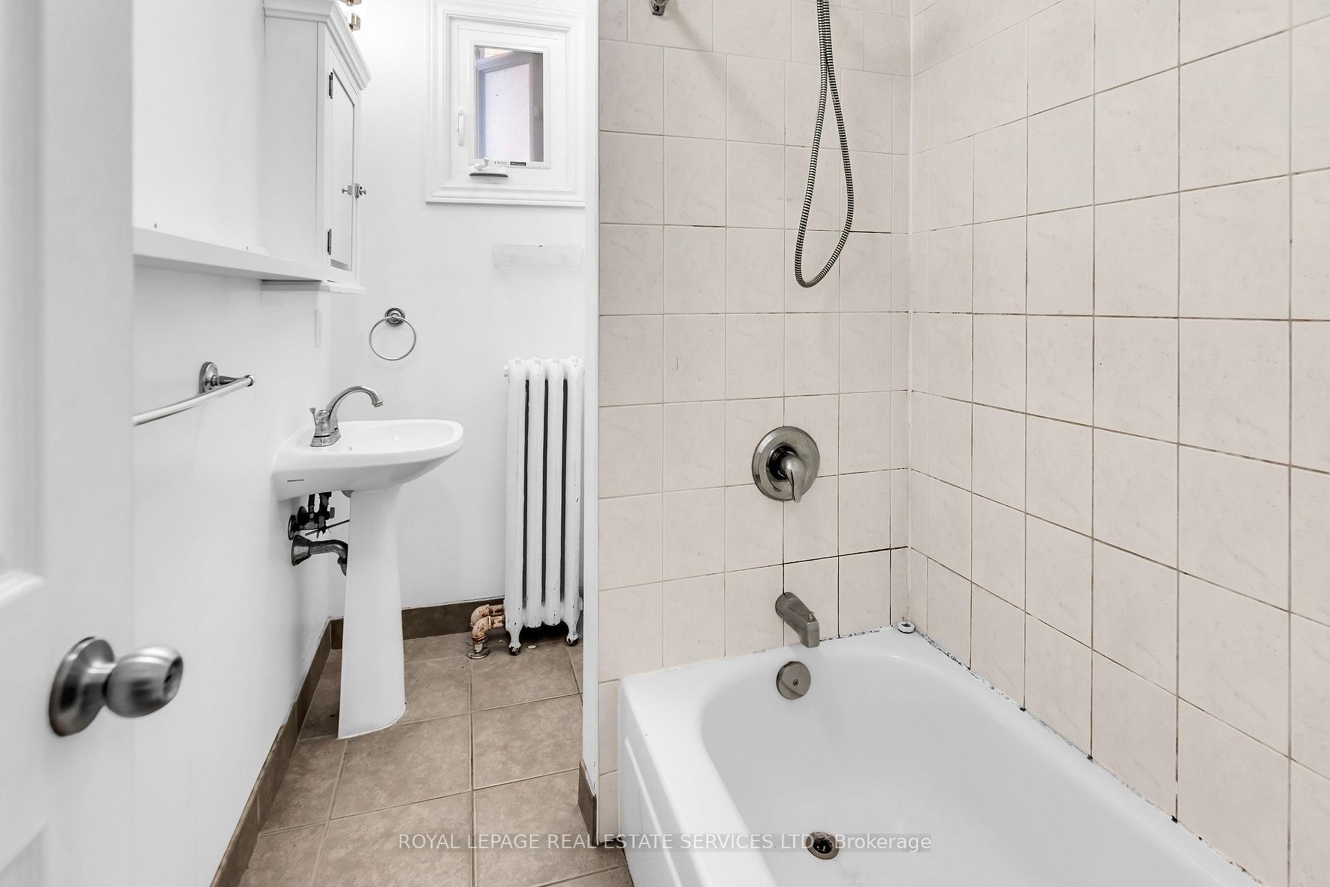 Photo 16 of 127 Waverley Road, Toronto, The Beaches — HOMEH