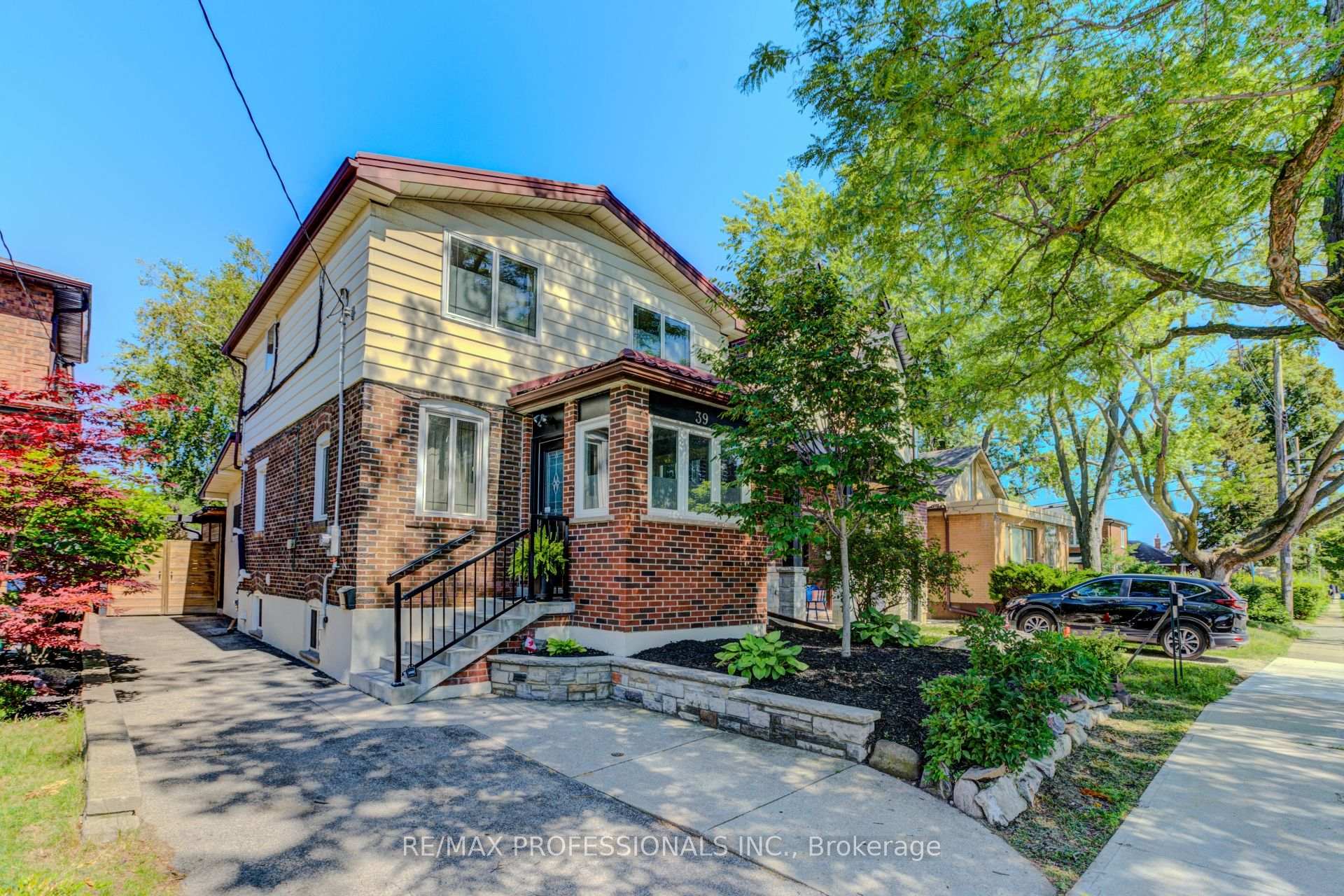 Front of 39 Rosemeade Avenue