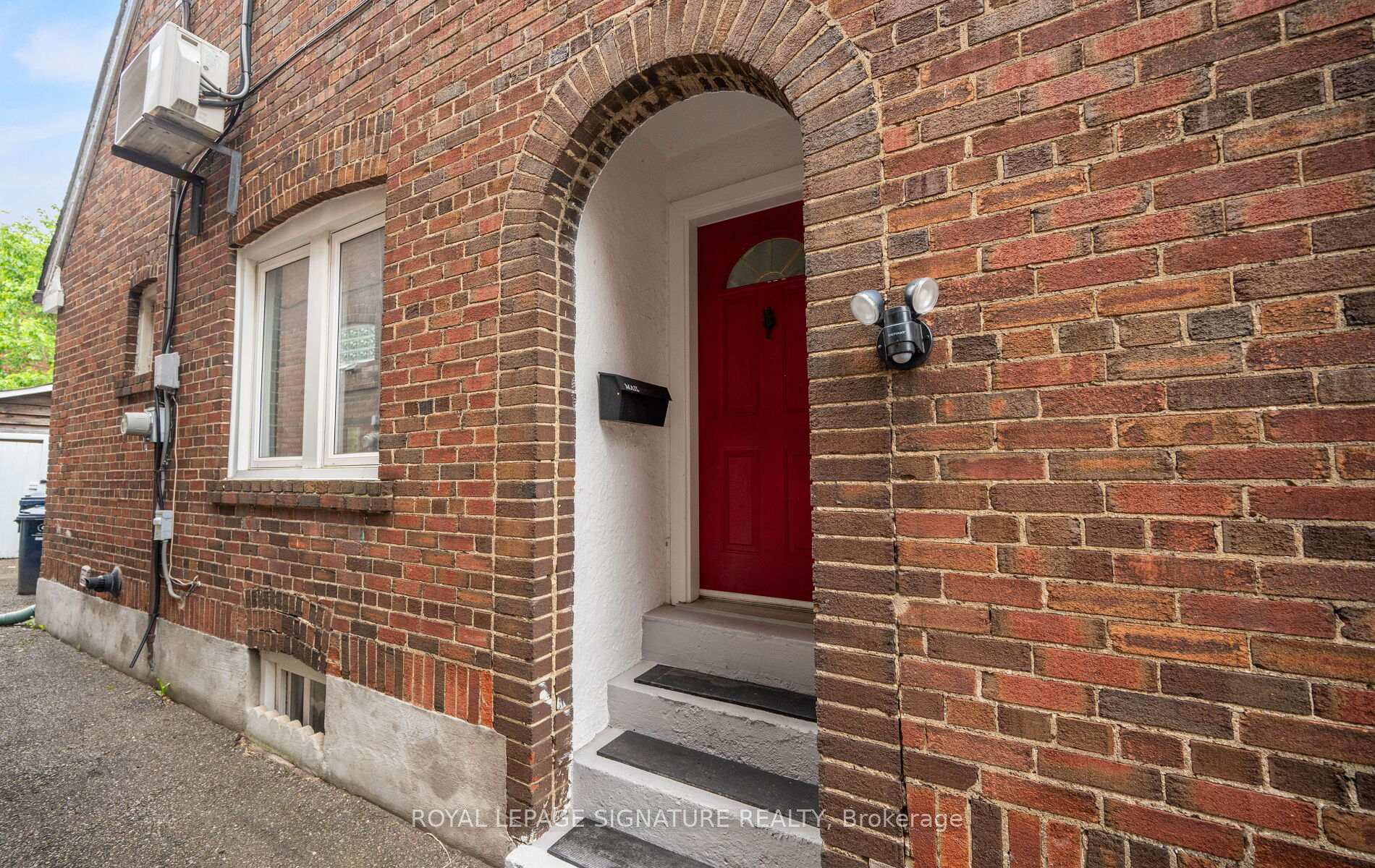 Photo 4 of 81 Cleveland Street, Toronto, Mount Pleasant East — HOMEH