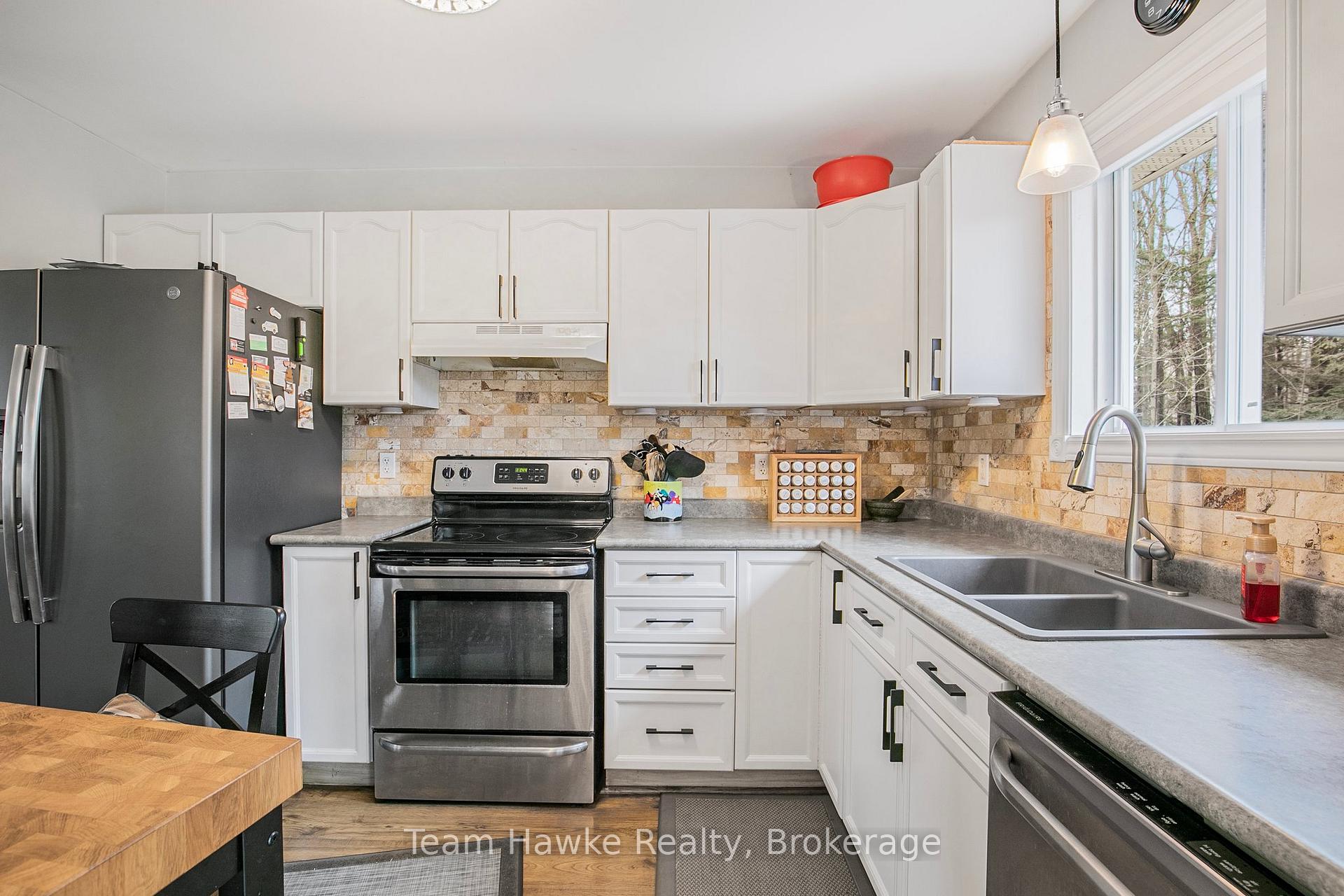 Photo 10 of 22 Laurier Boulevard, Tiny, Rural Tiny — HOMEH
