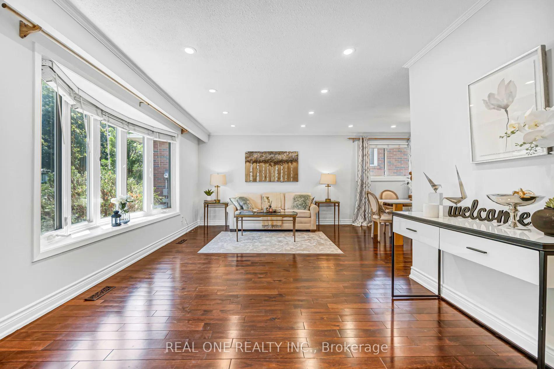 Photo 4 of 52 Devins Drive, Aurora, Aurora Heights — HOMEH