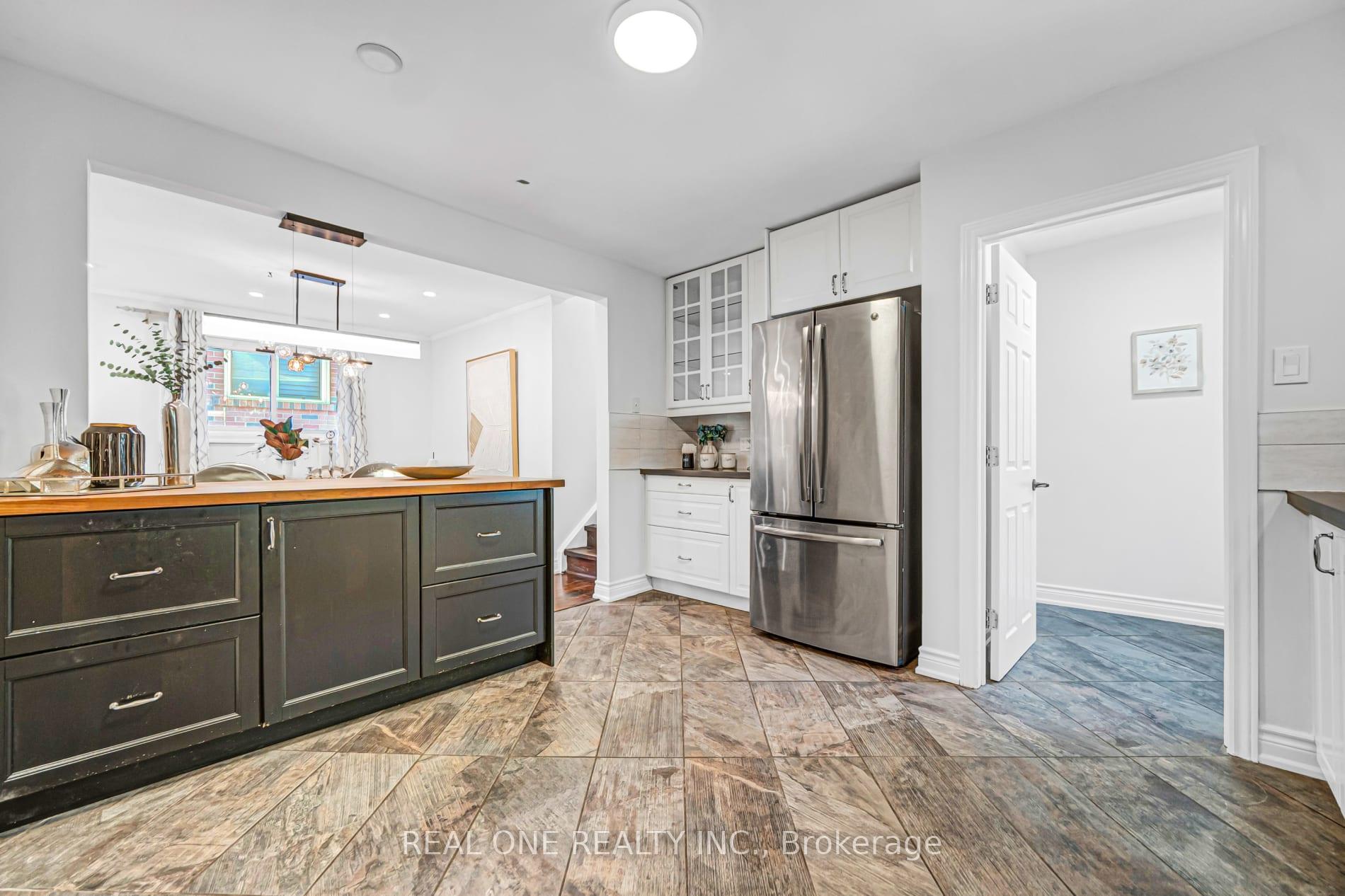 Photo 11 of 52 Devins Drive, Aurora, Aurora Heights — HOMEH