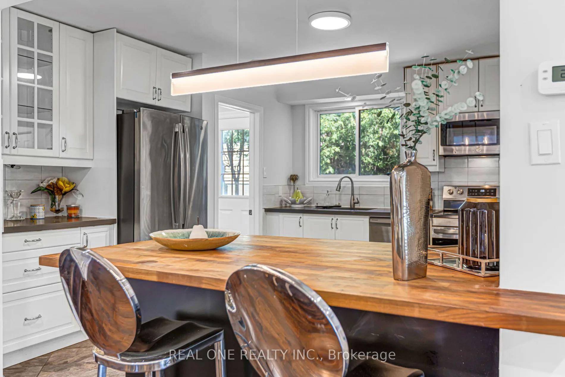 Photo 13 of 52 Devins Drive, Aurora, Aurora Heights — HOMEH