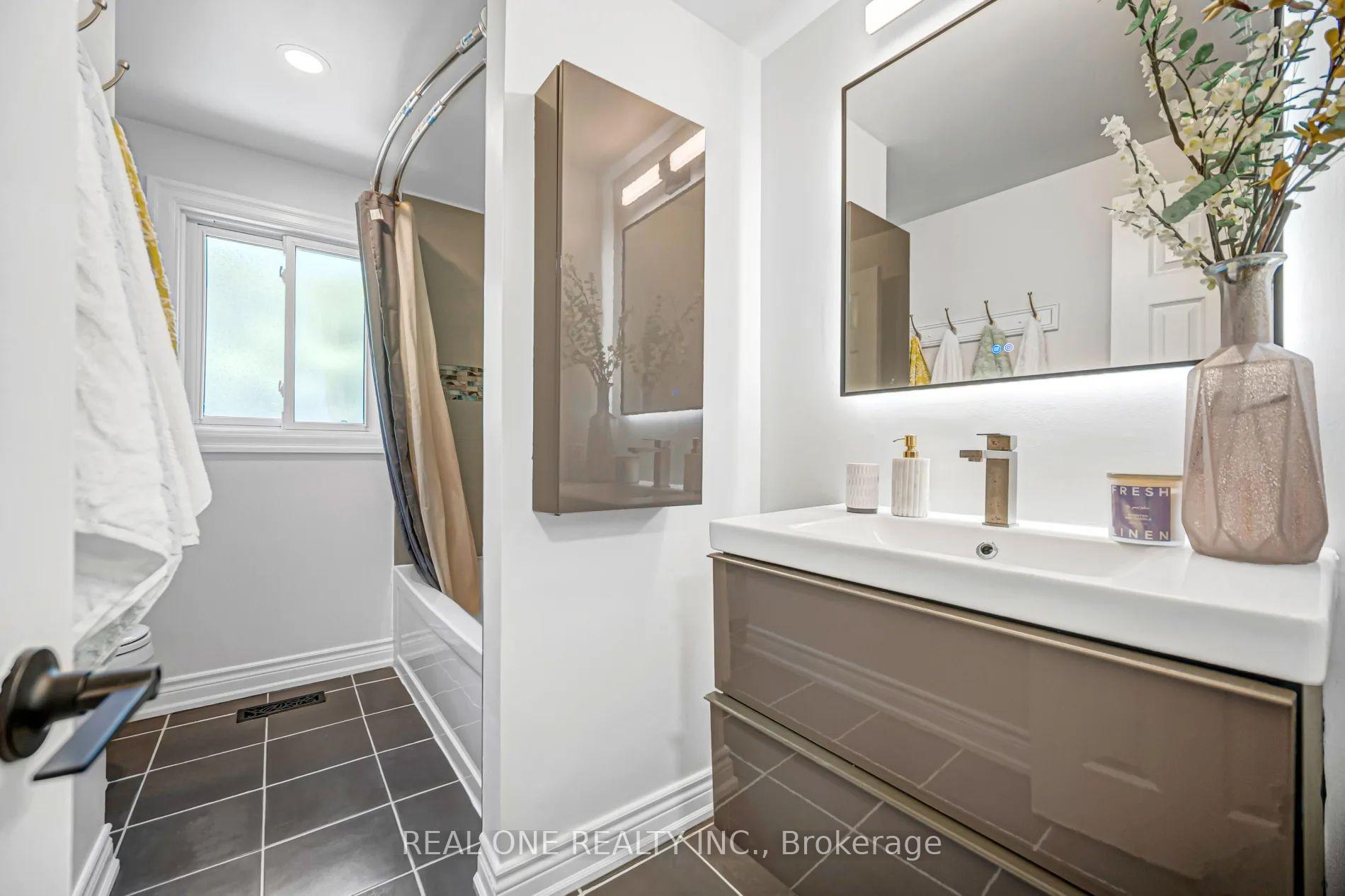 Photo 17 of 52 Devins Drive, Aurora, Aurora Heights — HOMEH