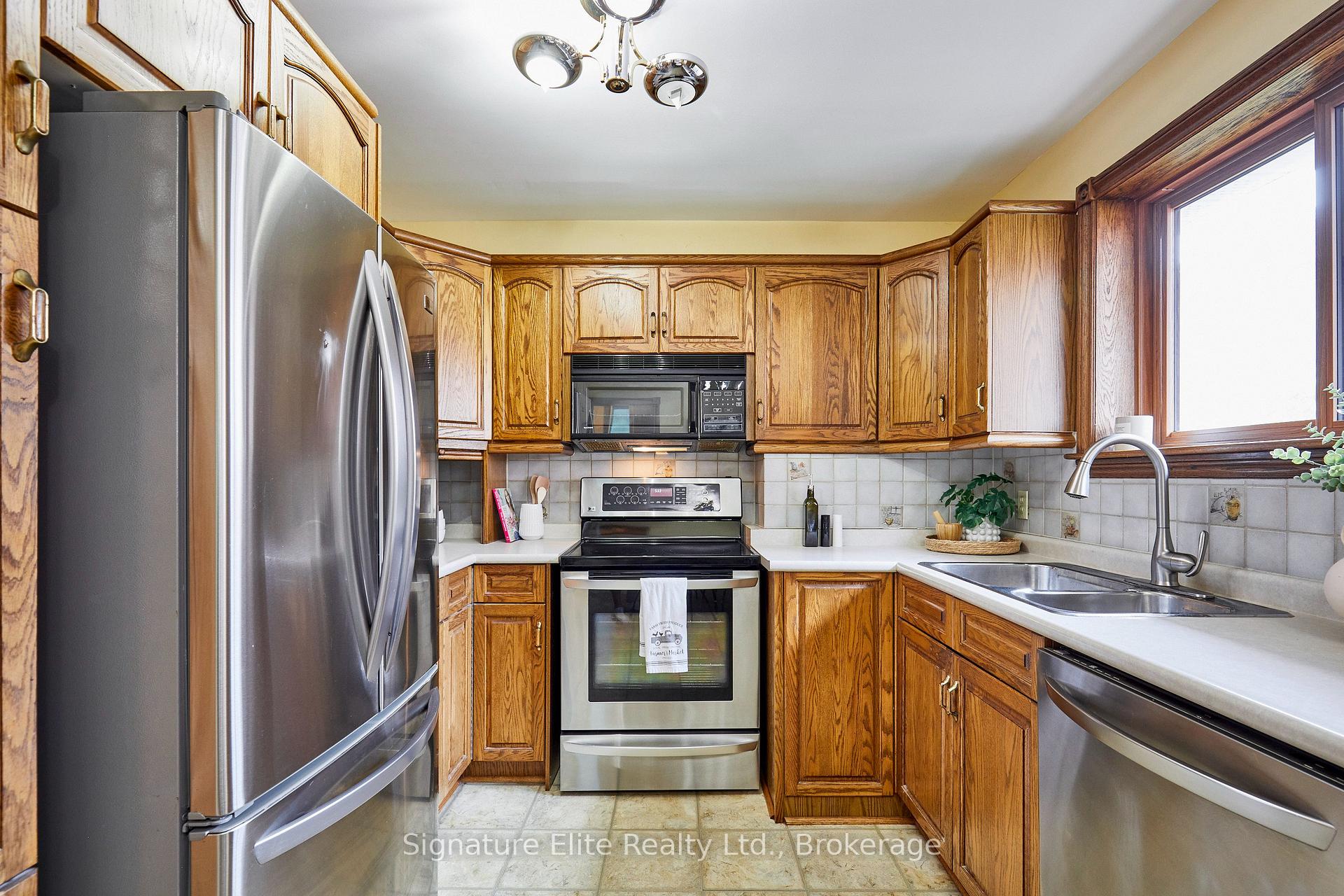 Photo 3 of 35 Ravenview Drive, Scarborough, West Hill — HOMEH