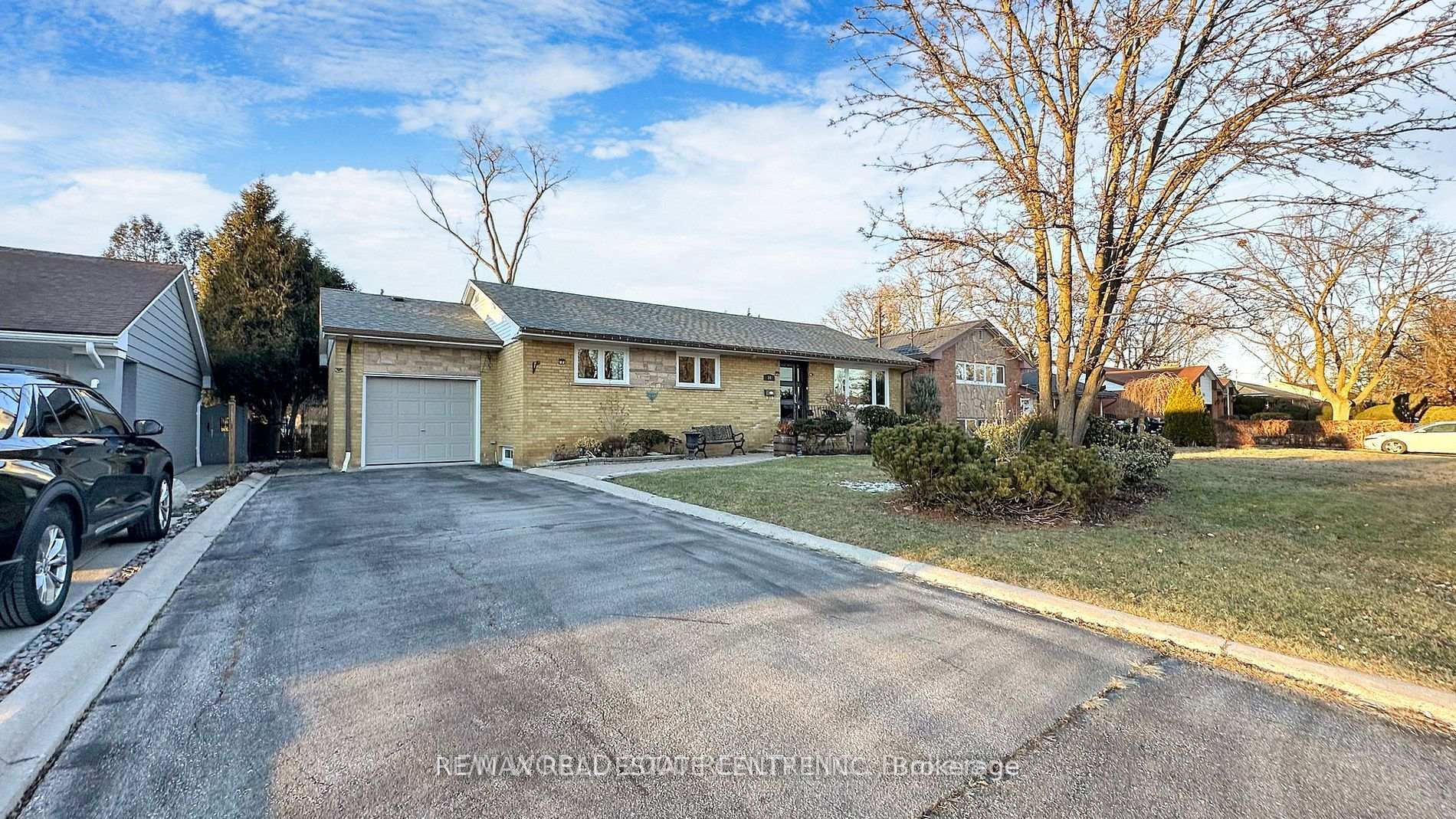 Front of 10 Suburban Drive W