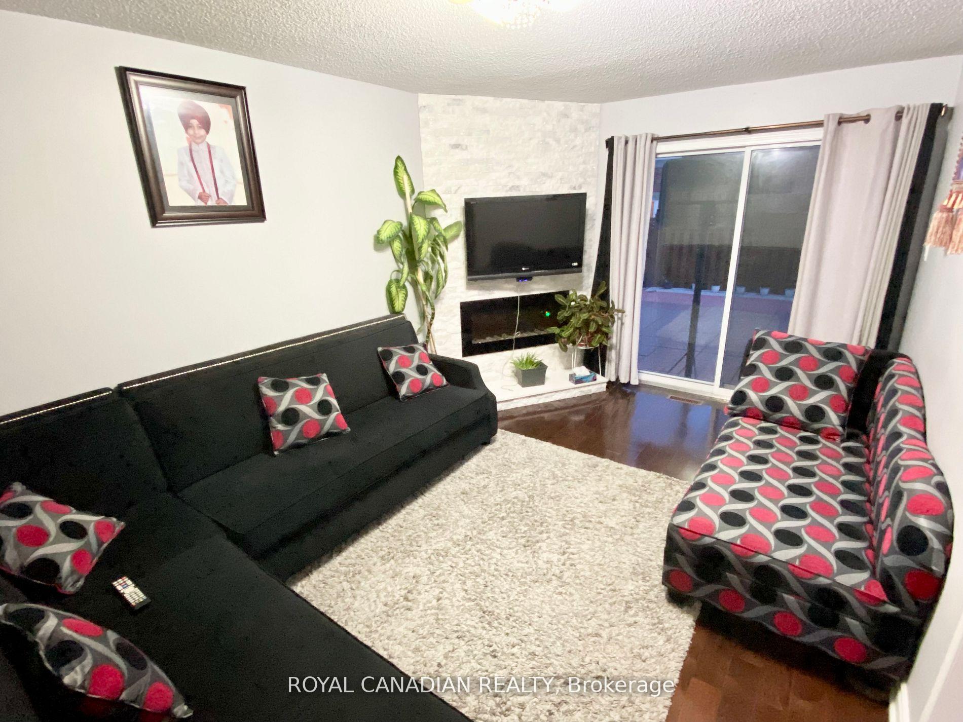 Photo 7 of Unit Upper, 9 Clarion Crescent, Markham, Middlefield — HOMEH