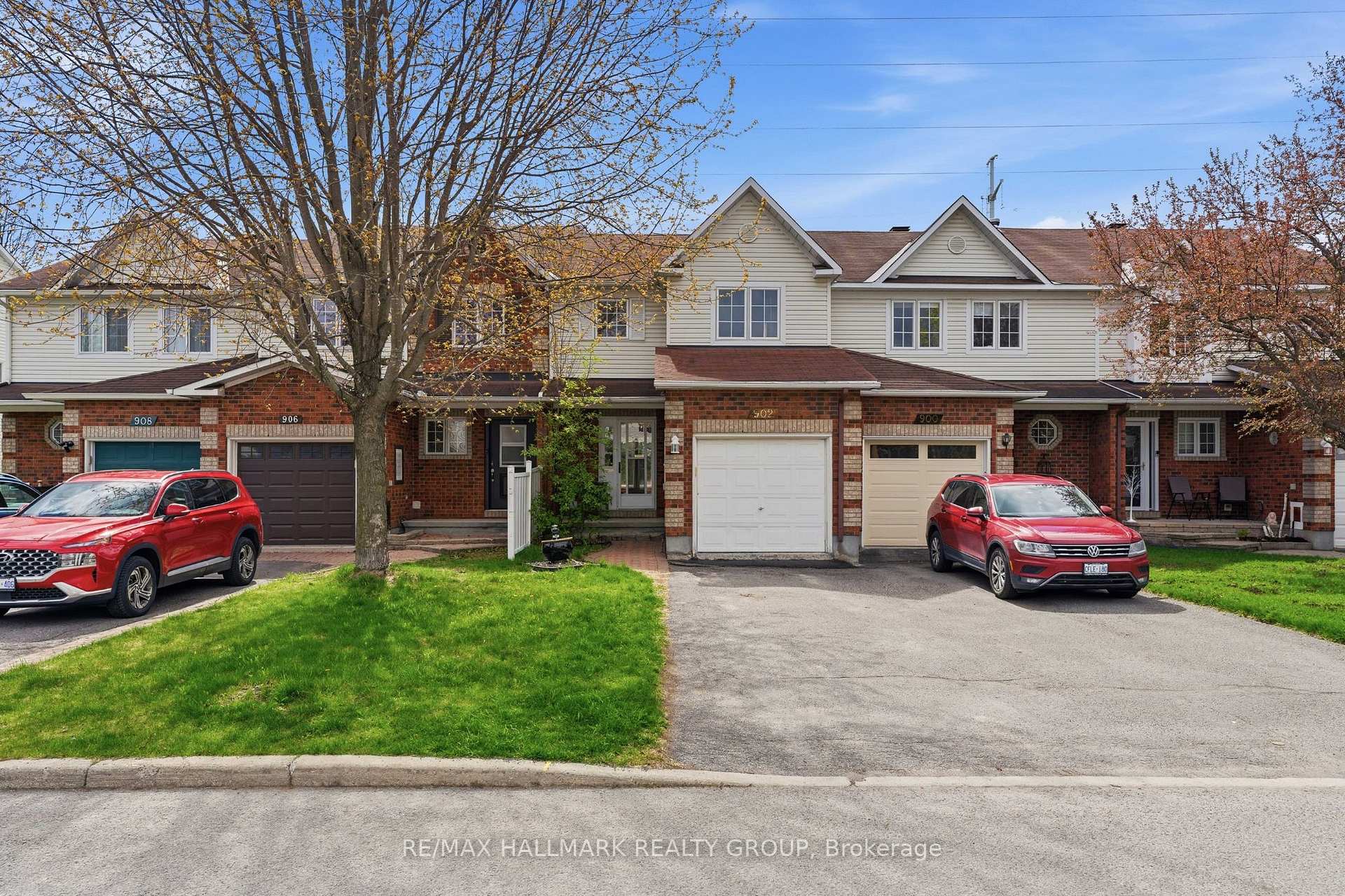 Photo 2 of 902 Paradise Crescent, Ottawa, Fallingbrook/Gardenway South — HOMEH
