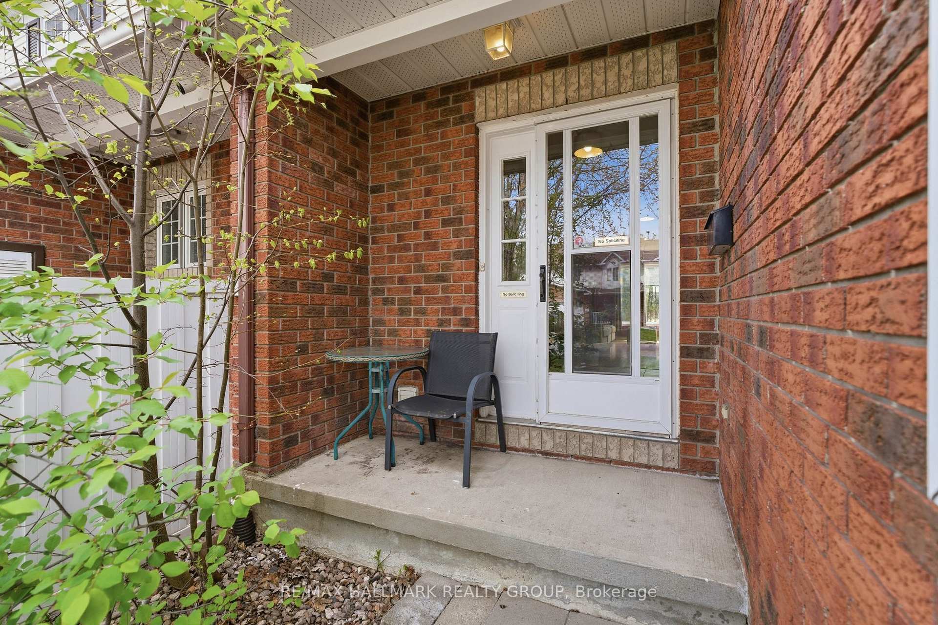 Photo 3 of 902 Paradise Crescent, Ottawa, Fallingbrook/Gardenway South — HOMEH