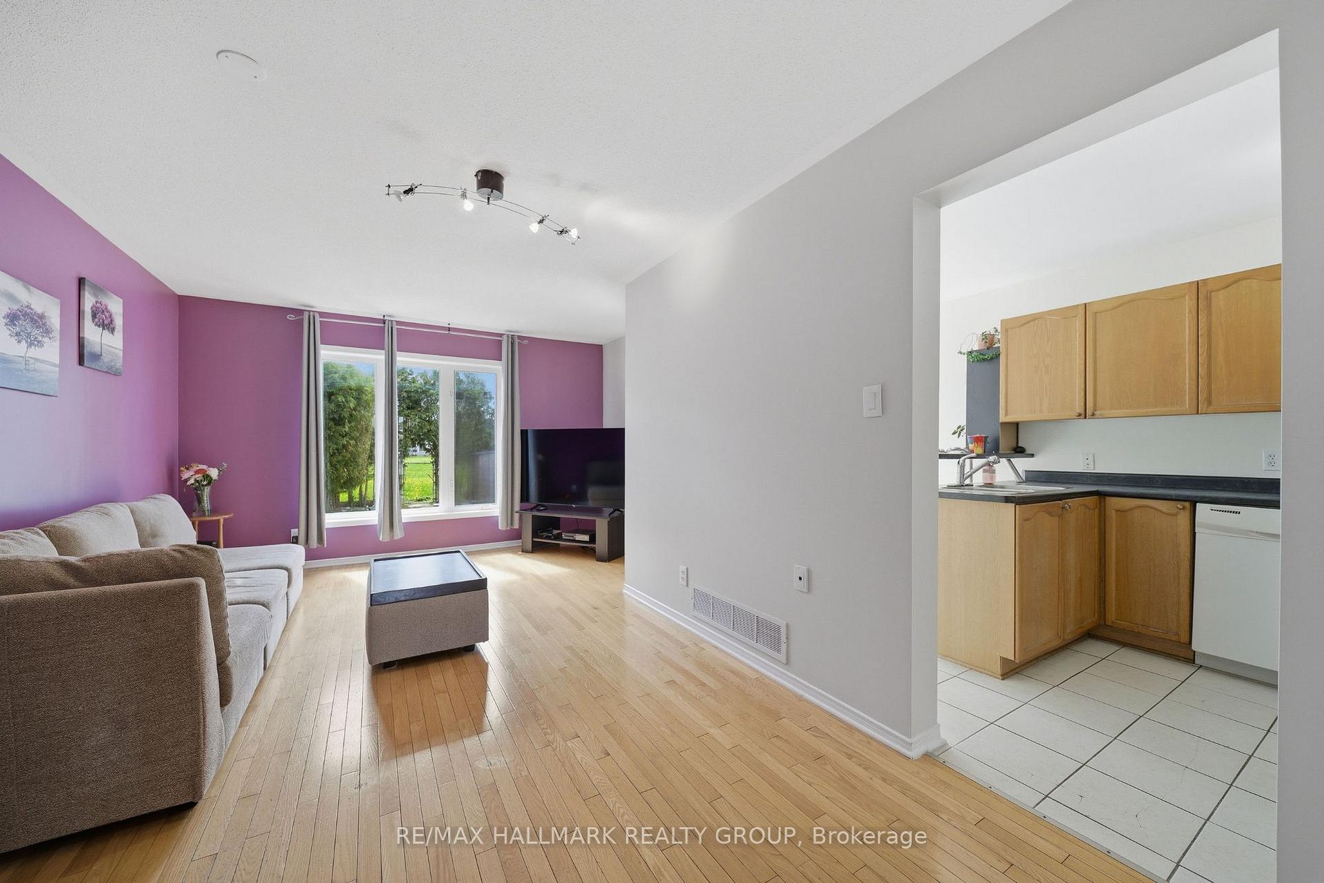 Photo 7 of 902 Paradise Crescent, Ottawa, Fallingbrook/Gardenway South — HOMEH