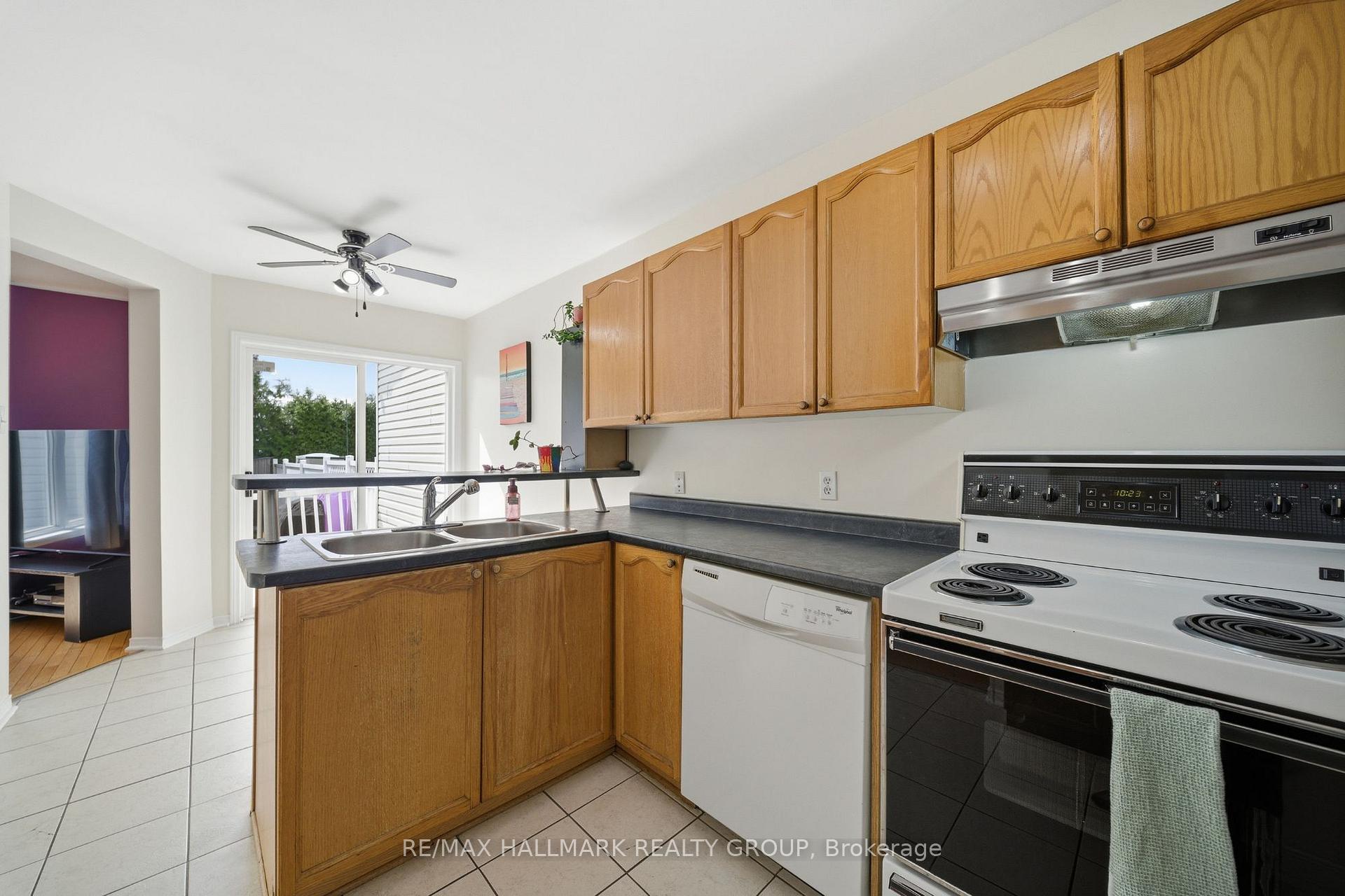 Photo 11 of 902 Paradise Crescent, Ottawa, Fallingbrook/Gardenway South — HOMEH