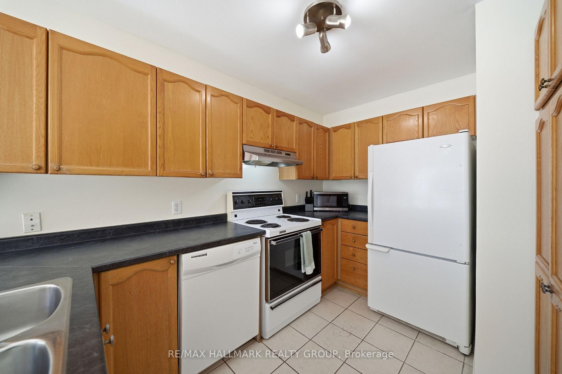 Photo 12 of 902 Paradise Crescent, Ottawa, Fallingbrook/Gardenway South — HOMEH