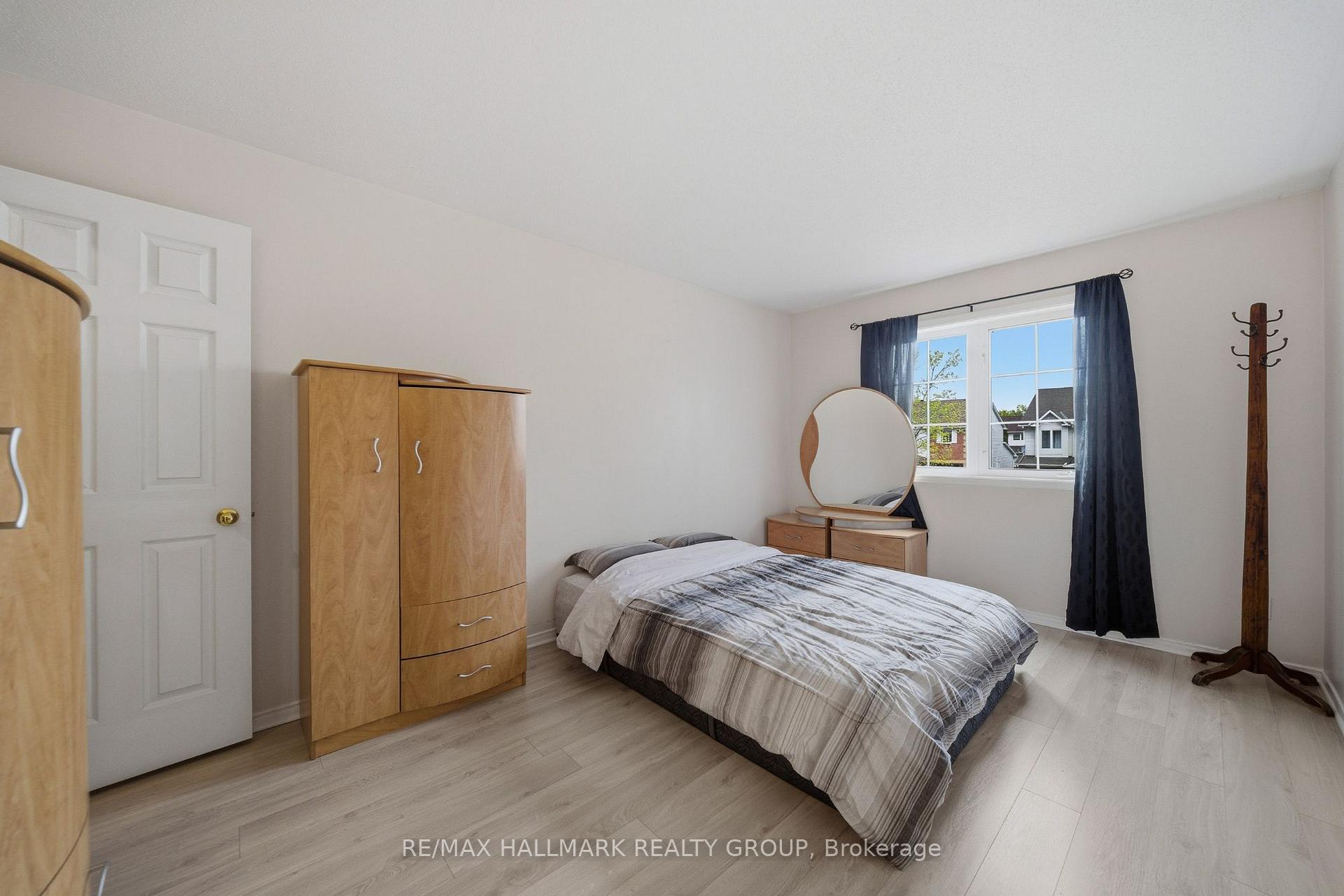 Photo 16 of 902 Paradise Crescent, Ottawa, Fallingbrook/Gardenway South — HOMEH