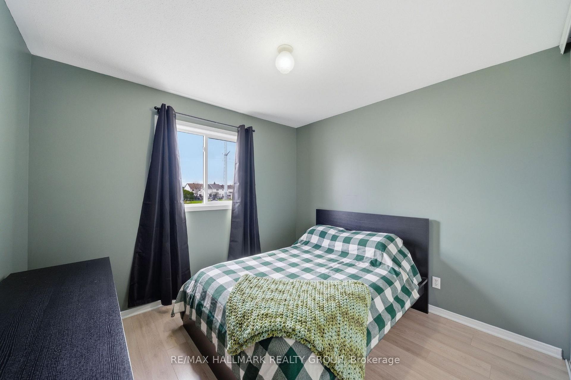 Photo 19 of 902 Paradise Crescent, Ottawa, Fallingbrook/Gardenway South — HOMEH
