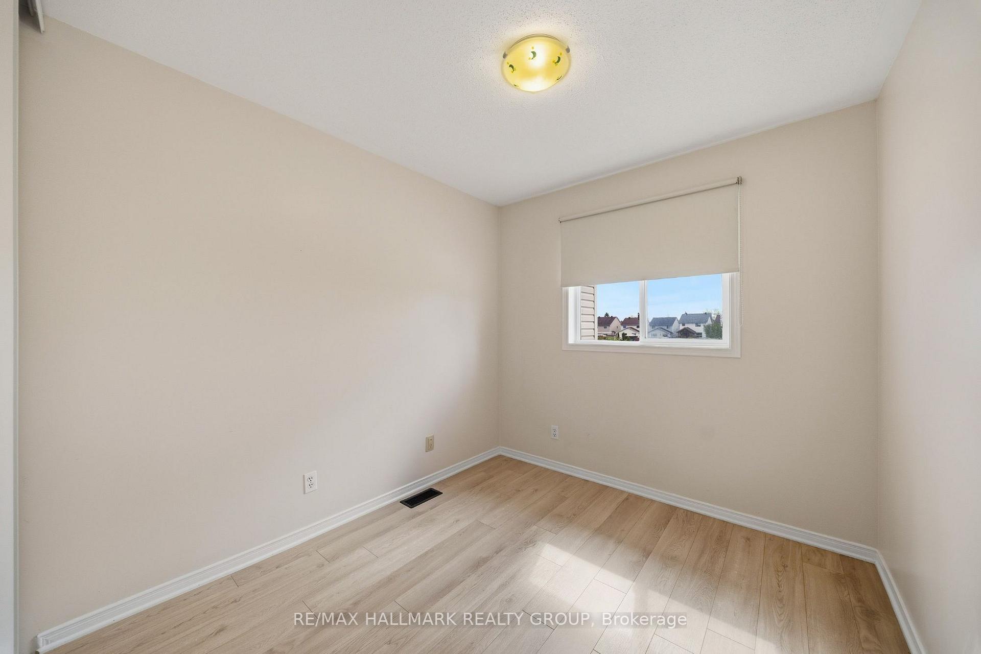 Photo 20 of 902 Paradise Crescent, Ottawa, Fallingbrook/Gardenway South — HOMEH