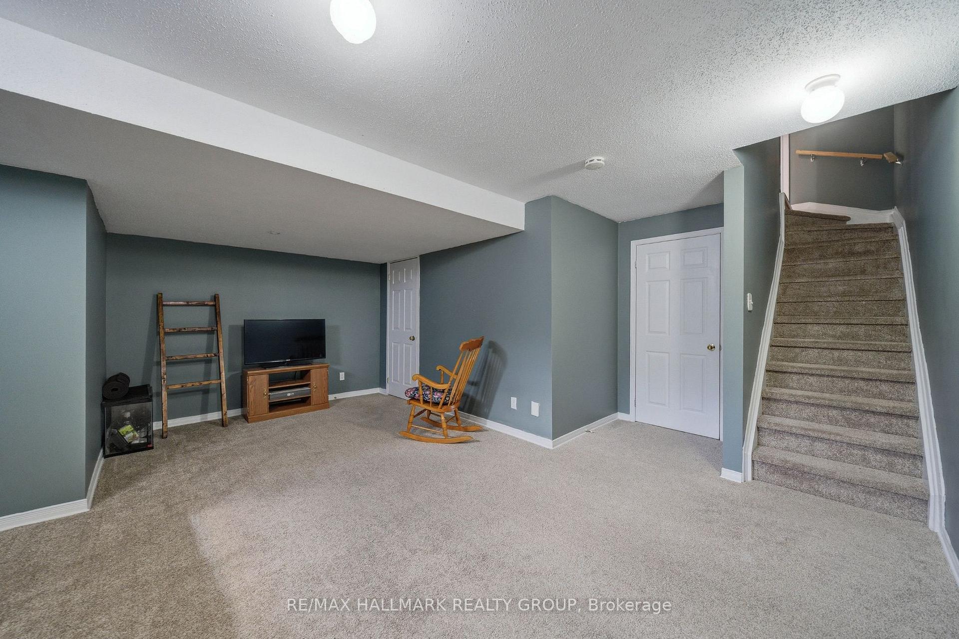 Photo 21 of 902 Paradise Crescent, Ottawa, Fallingbrook/Gardenway South — HOMEH