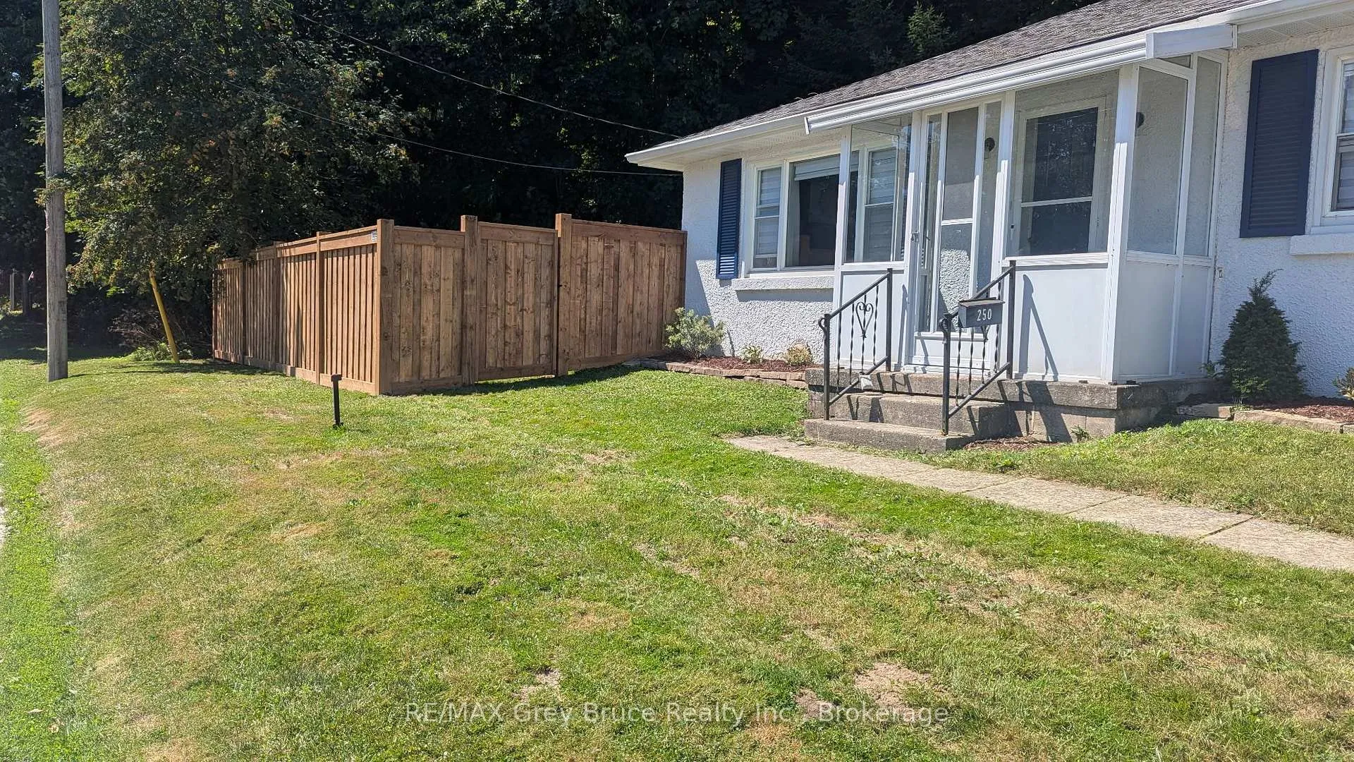 Photo 2 of 250 2nd Avenue E, Owen Sound — HOMEH