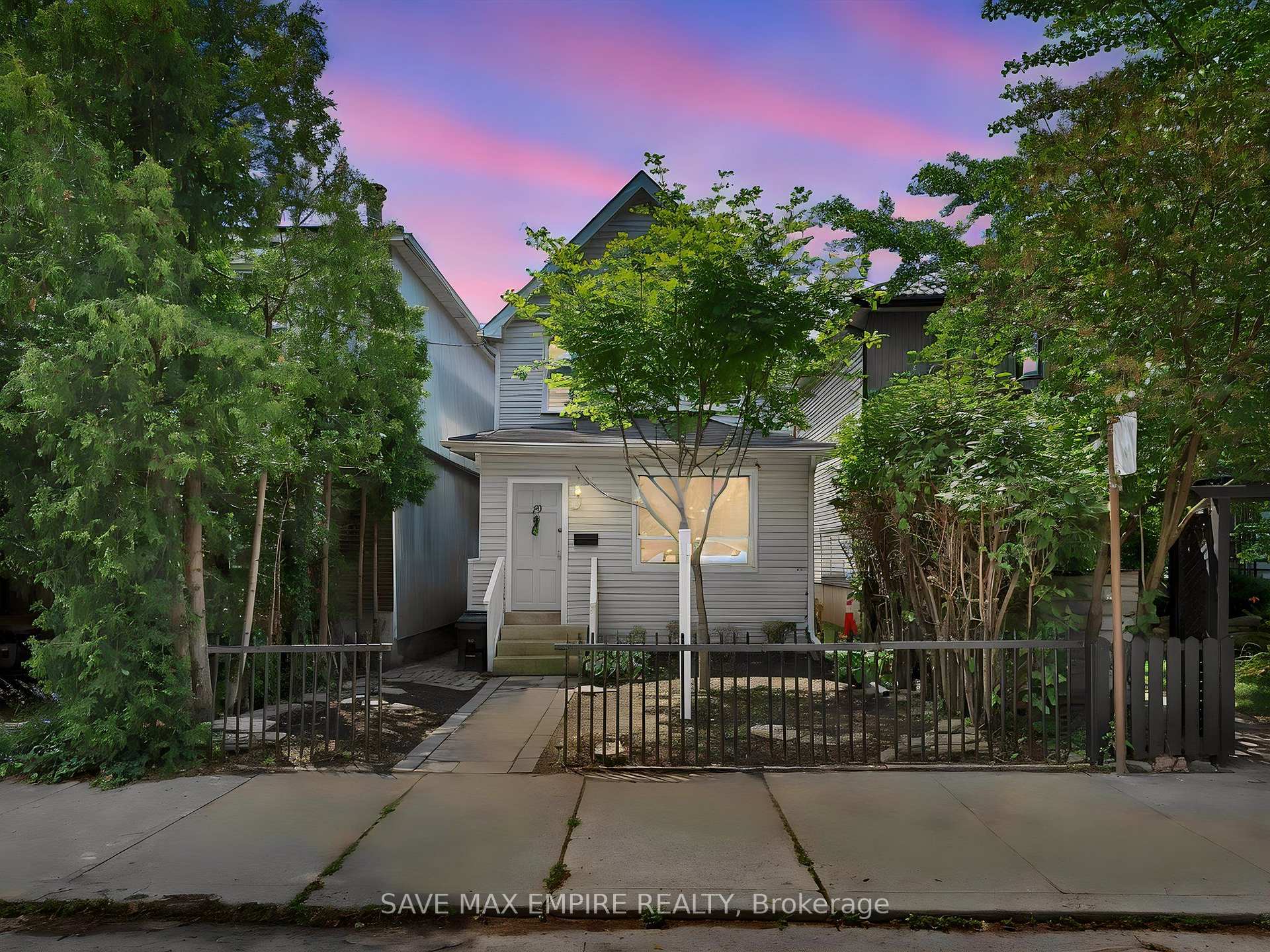 Photo 2 of 19 Minto Street, Toronto, Greenwood-Coxwell — HOMEH