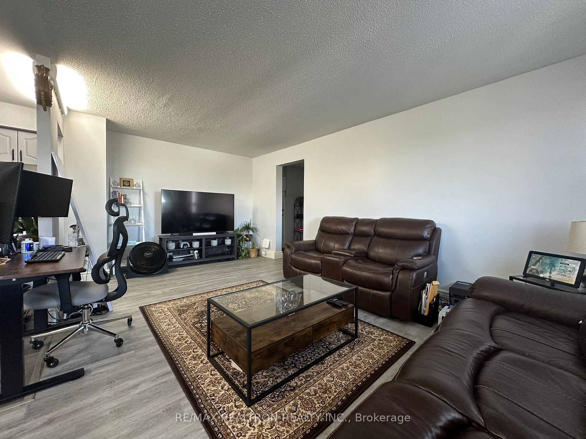 Photo 4 of Unit 1401, 100 Leeward Glenway, Toronto, Flemingdon Park — HOMEH