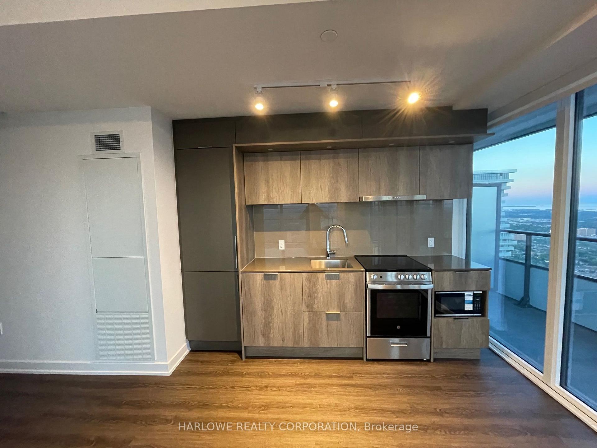 Front of Unit 5811, 448 Burnhamthorpe Road W
