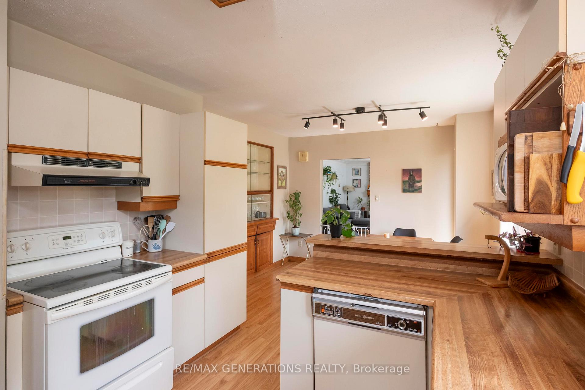 Photo 24 of 238 Nelson Street, Thunder Bay, Court / Cumberland — HOMEH