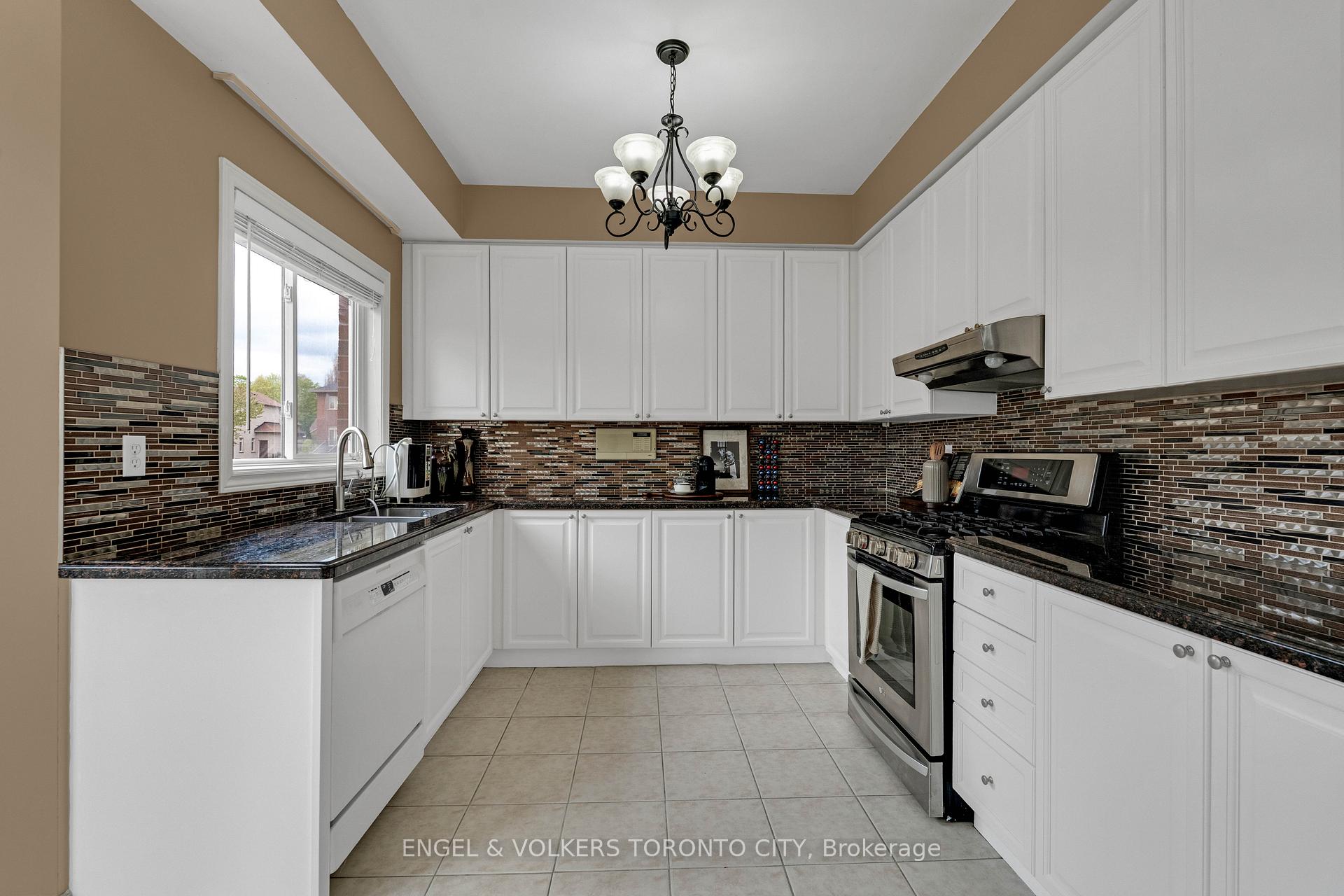 Photo 20 of 342 Sunset Ridge, Vaughan, Sonoma Heights — HOMEH