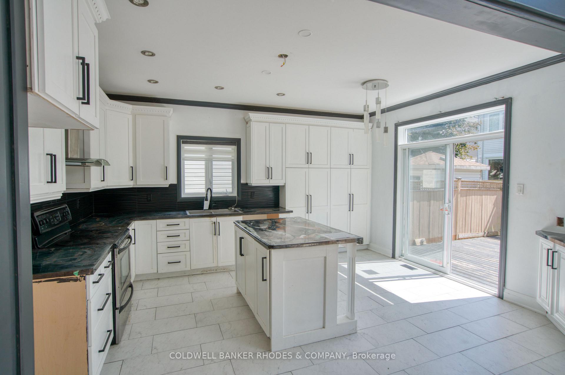 Photo 10 of 32 Catterick Crescent, Ottawa, Kanata - Morgan's Grant/South March — HOMEH