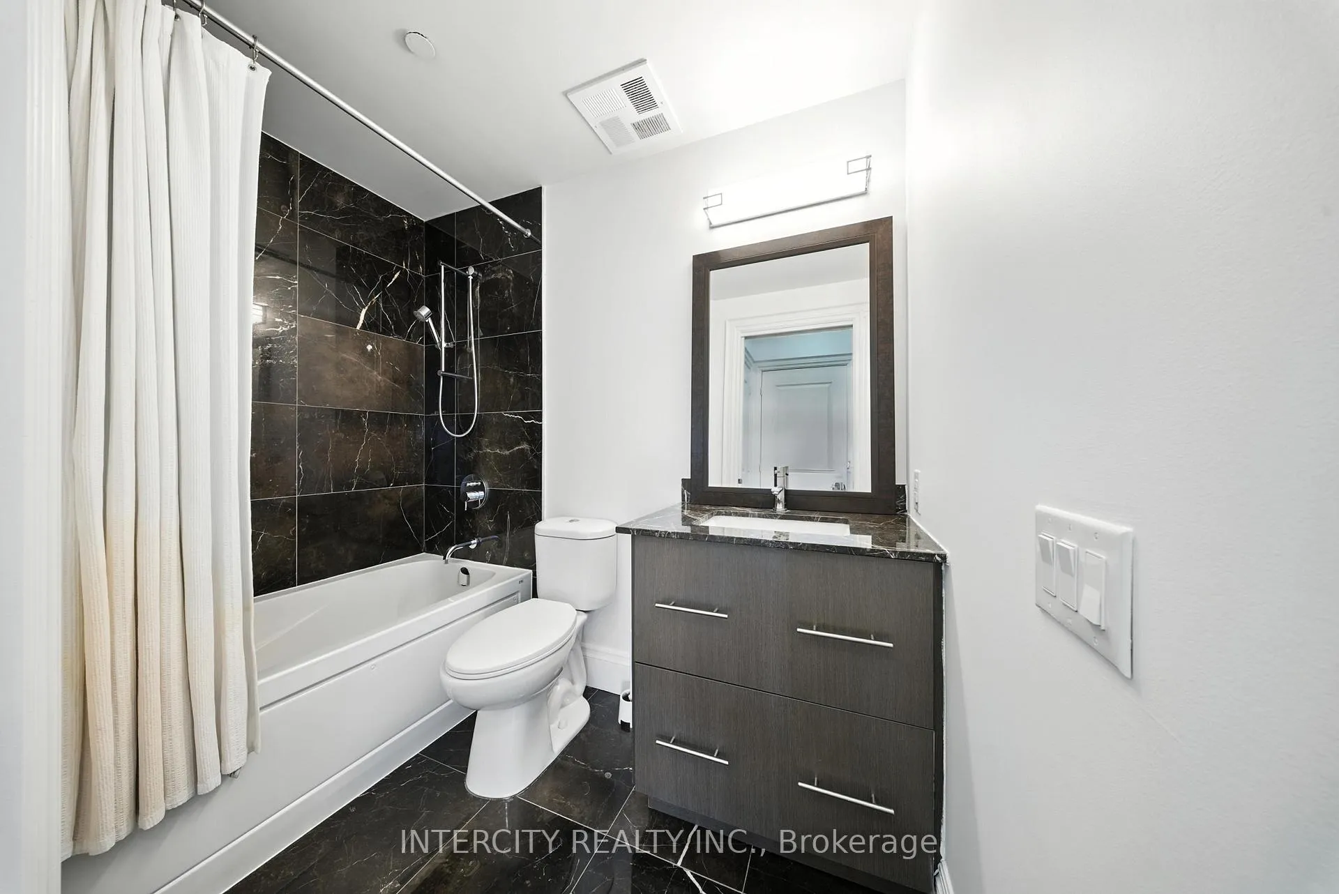 Photo 5 of Unit PH15, 7608 Yonge Street, Vaughan, Crestwood-Springfarm-Yorkhill — HOMEH