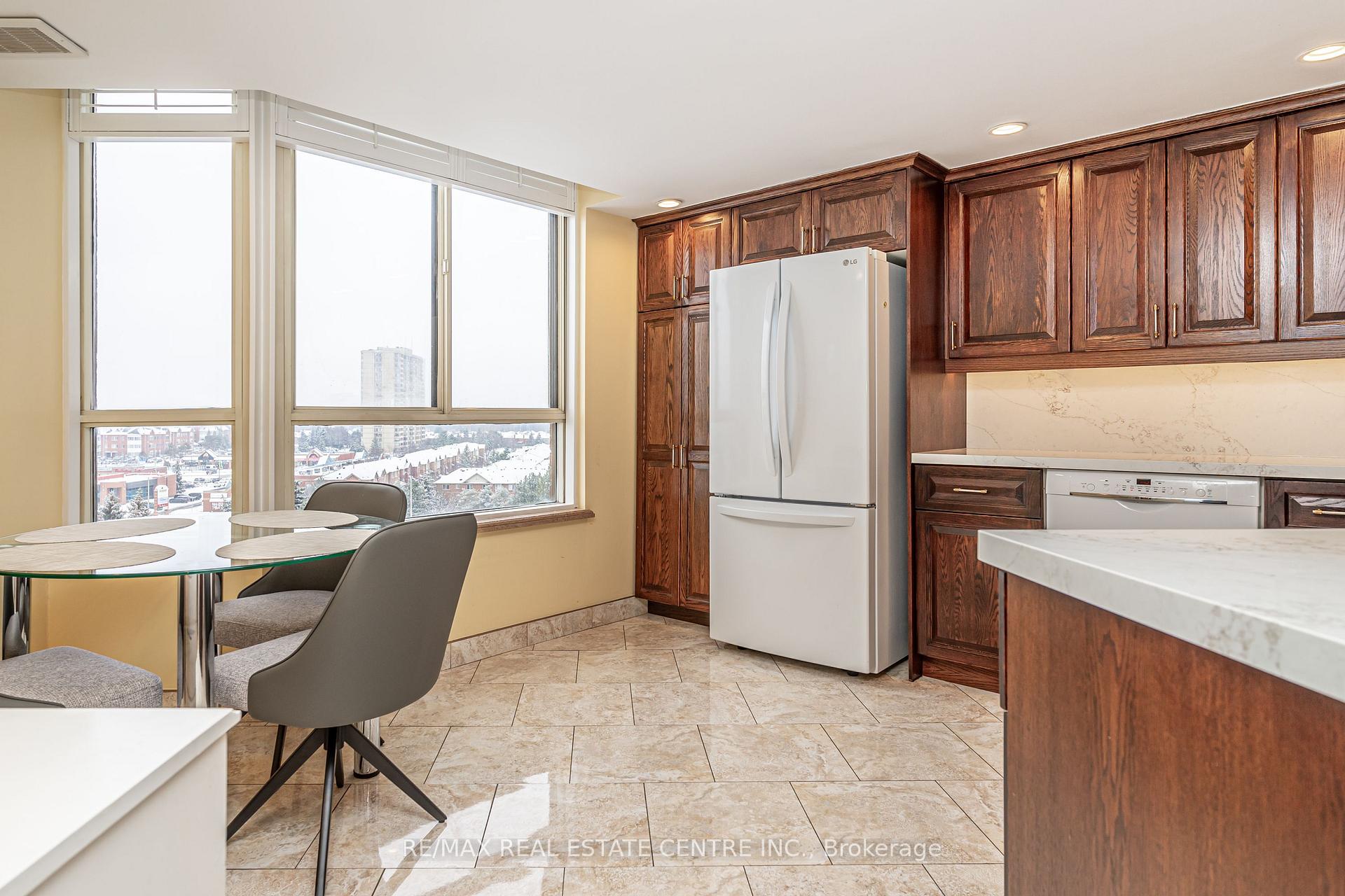 Photo 14 of Unit 806, 20 Cherrytree Drive, Brampton, Fletcher's Creek South — HOMEH