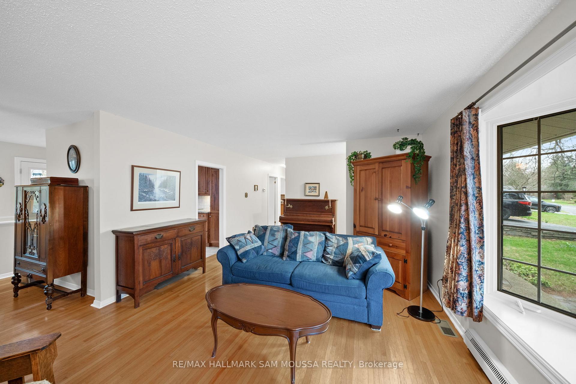 Photo 9 of 11 Springdale Crescent, Ottawa, Sheahan Estates/Trend Village — HOMEH