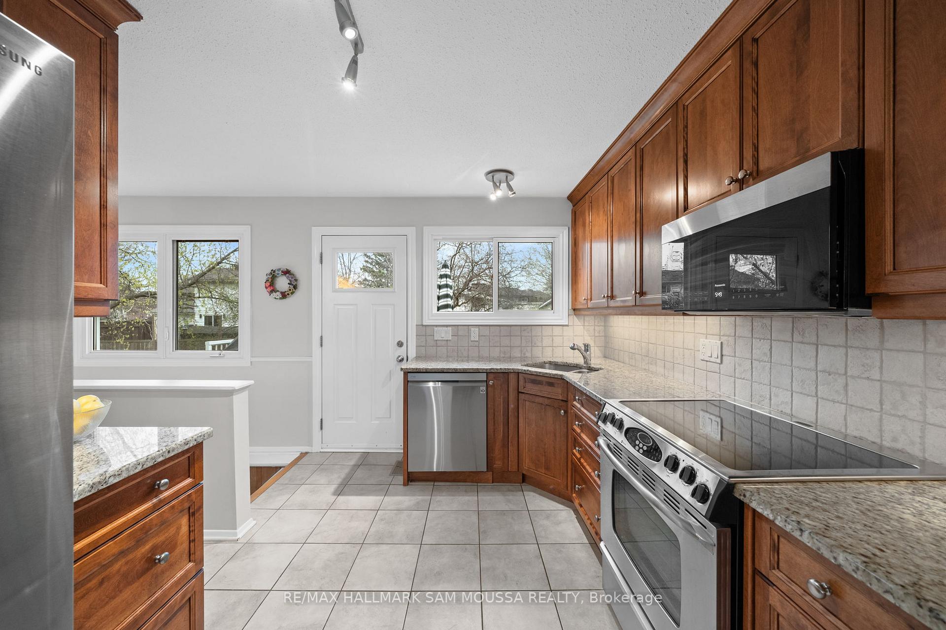 Photo 13 of 11 Springdale Crescent, Ottawa, Sheahan Estates/Trend Village — HOMEH