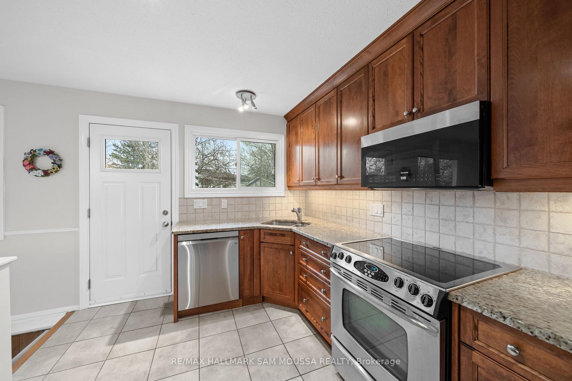 Photo 14 of 11 Springdale Crescent, Ottawa, Sheahan Estates/Trend Village — HOMEH