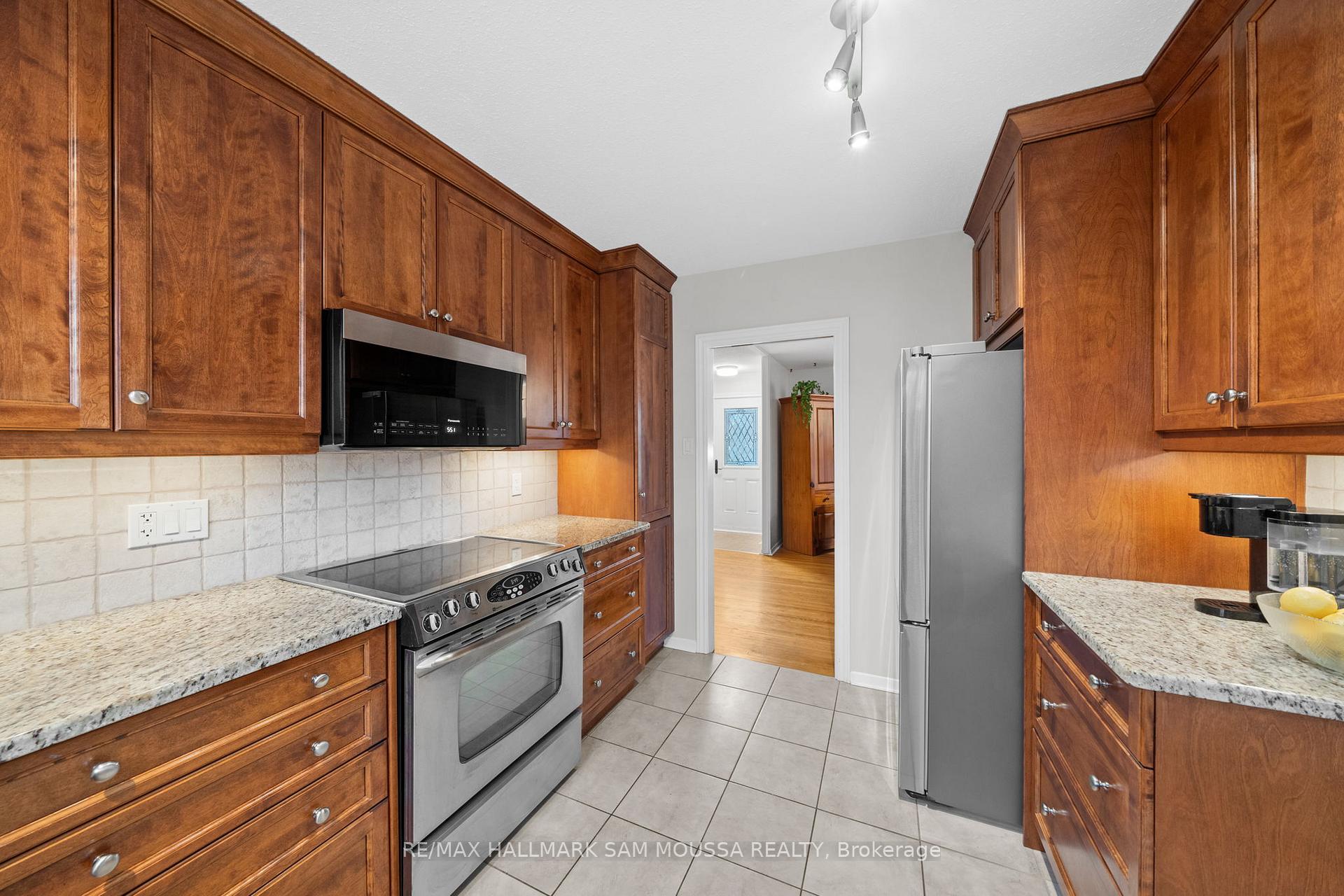 Photo 16 of 11 Springdale Crescent, Ottawa, Sheahan Estates/Trend Village — HOMEH