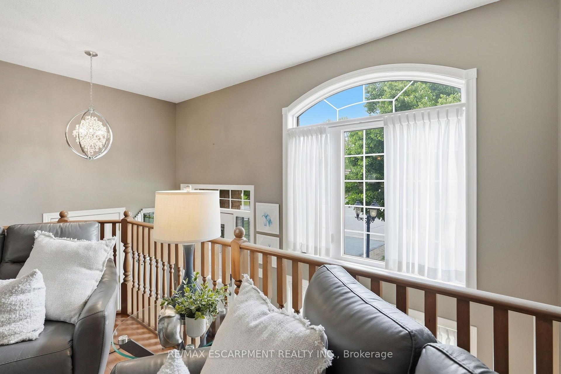 Photo 2 of 4869 Cherrywood Drive, Lincoln, Beamsville — HOMEH