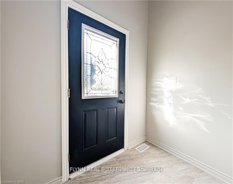 Photo 3 of Unit Upper, 164 Windsor Street, Welland, Broadway — HOMEH
