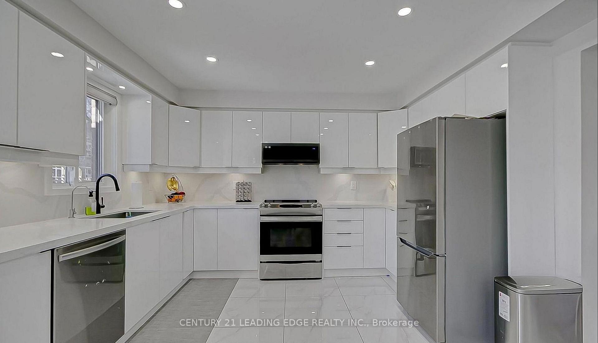 Photo 1 of 220 Olde Bayview Avenue, Richmond Hill, Oak Ridges Lake Wilcox — HOMEH