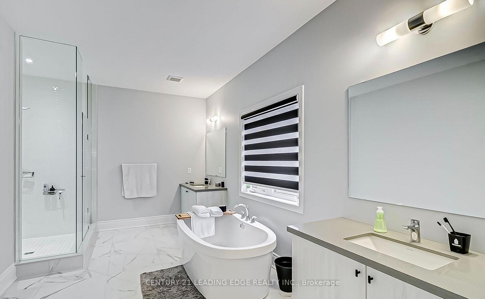 Photo 2 of 220 Olde Bayview Avenue, Richmond Hill, Oak Ridges Lake Wilcox — HOMEH