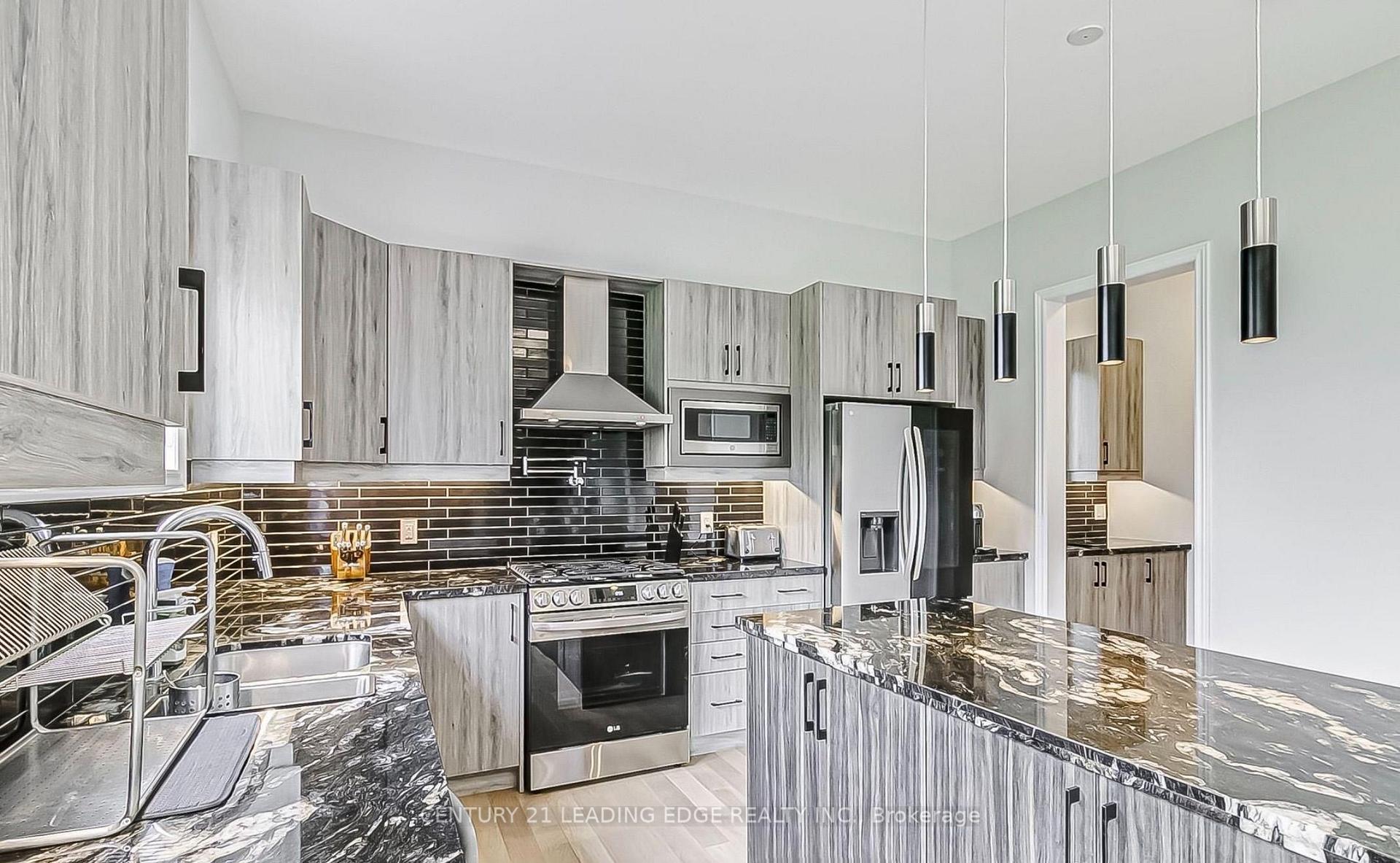 Photo 4 of 220 Olde Bayview Avenue, Richmond Hill, Oak Ridges Lake Wilcox — HOMEH