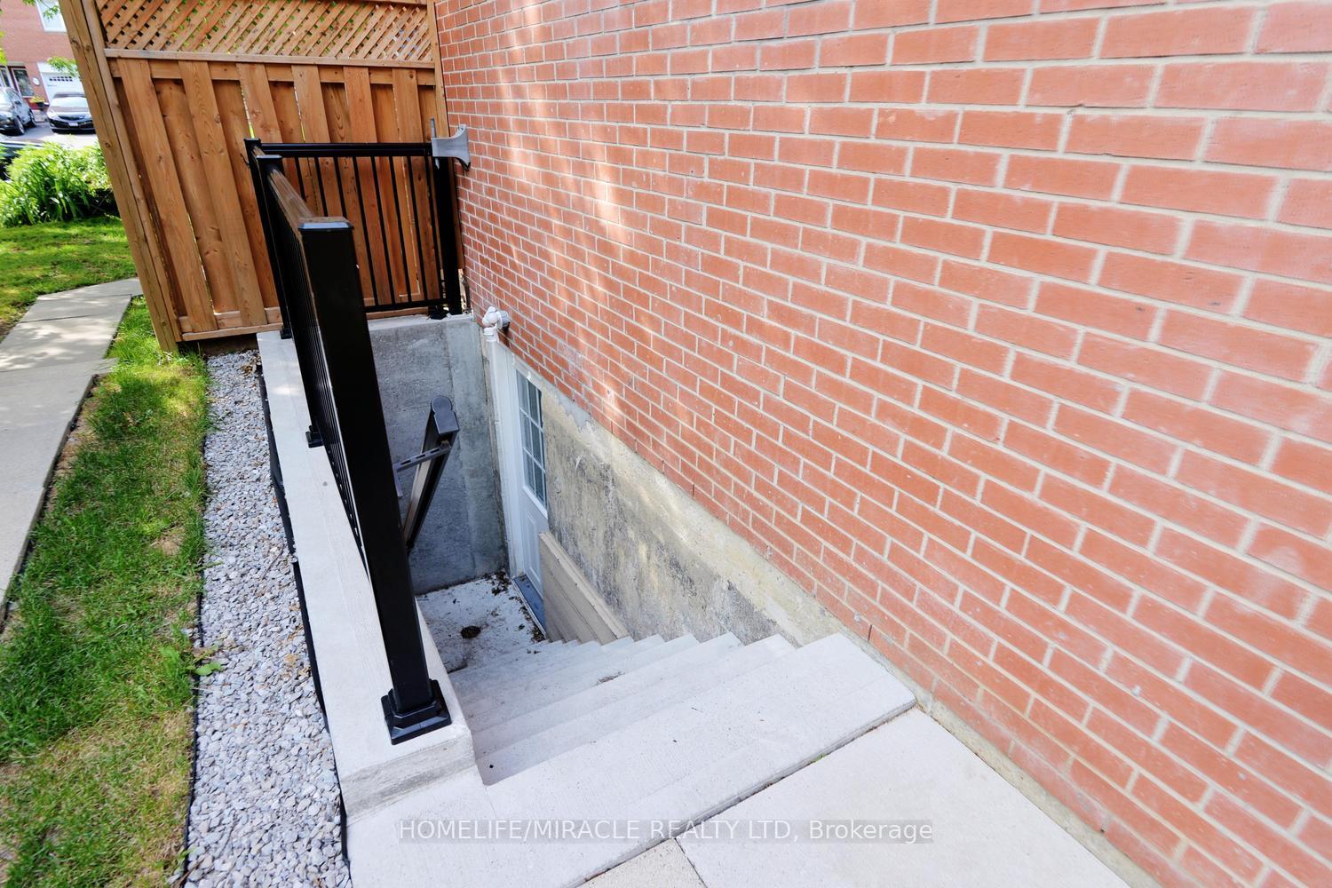 Photo 50 of 80 Jill Crescent, Brampton, Northgate — HOMEH
