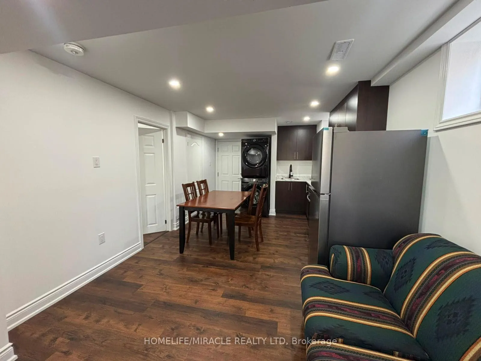 Photo 3 of 28 Meadowglen Boulevard, Halton Hills, Georgetown — HOMEH