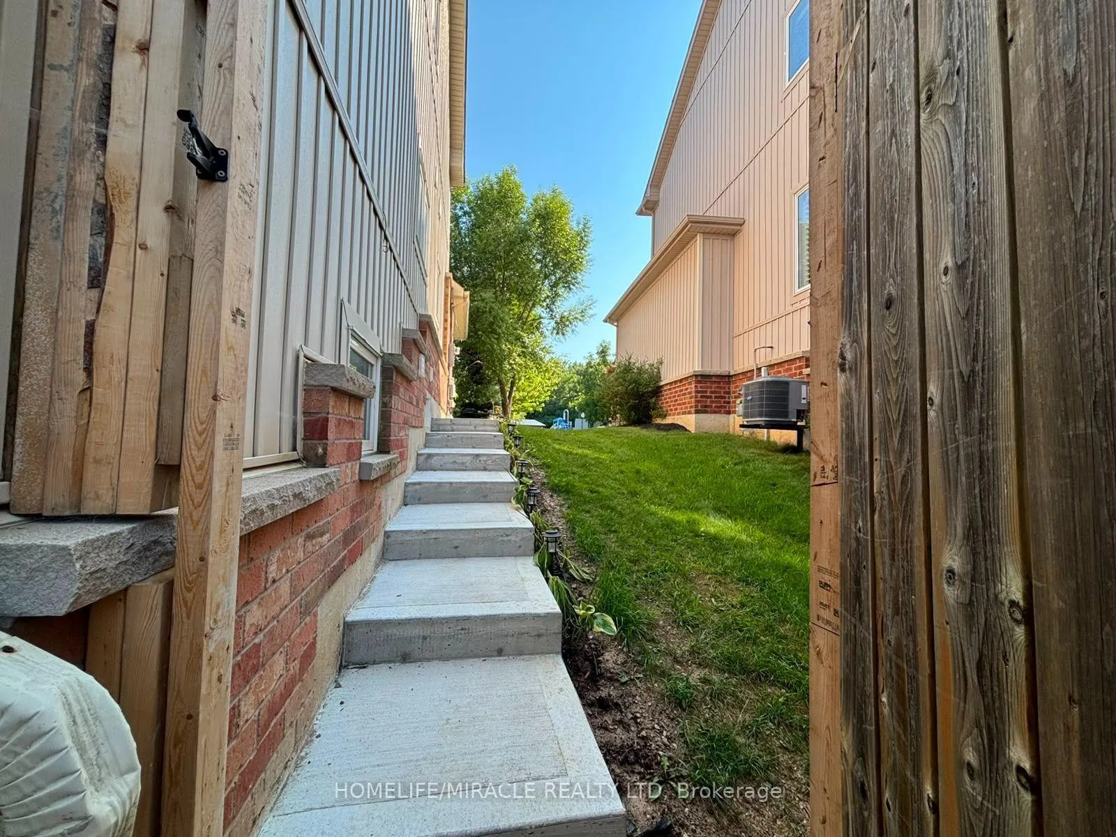 Photo 7 of 28 Meadowglen Boulevard, Halton Hills, Georgetown — HOMEH