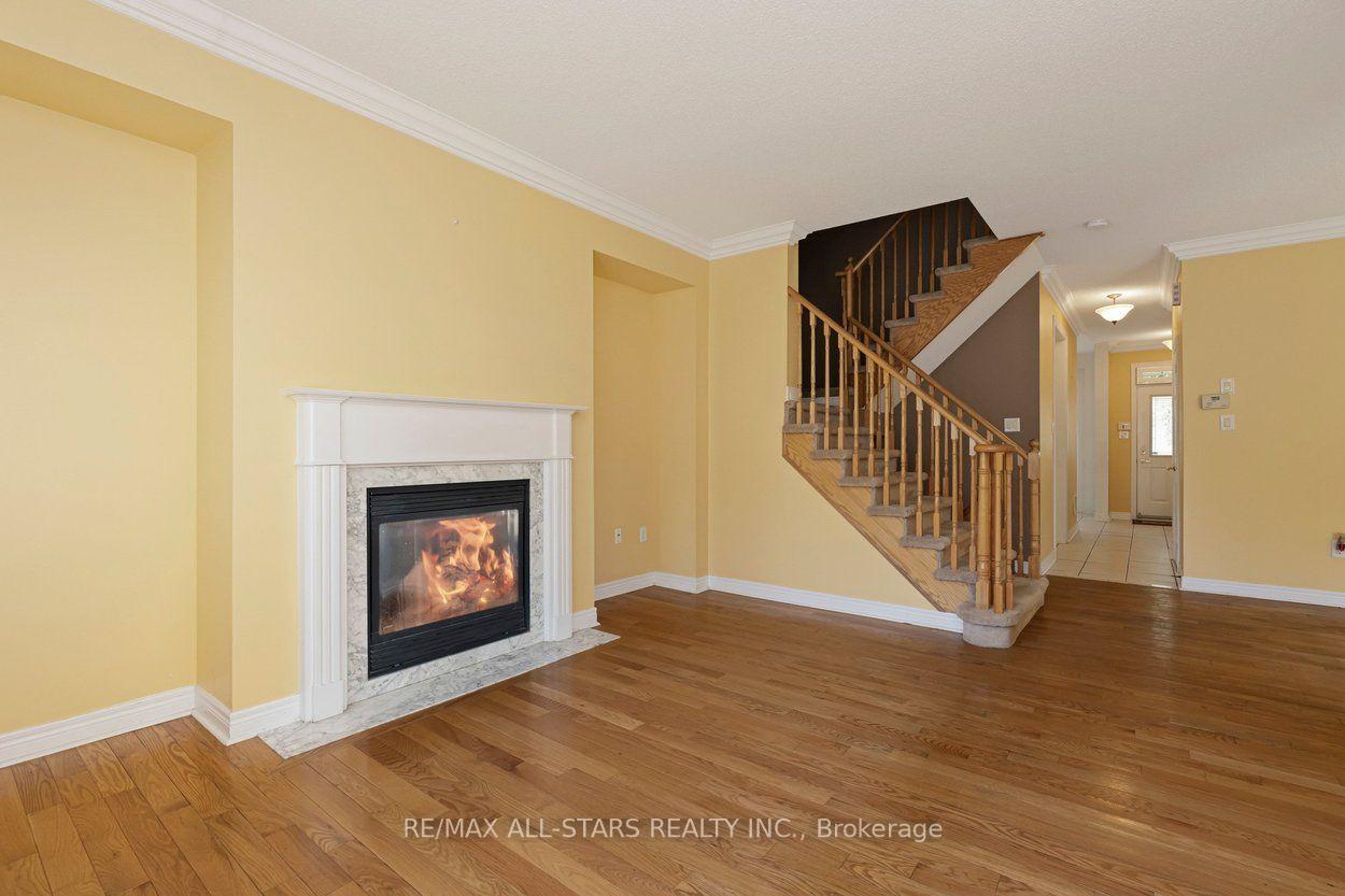 Photo 4 of 113 Louisbourg Way, Markham, Greensborough — HOMEH